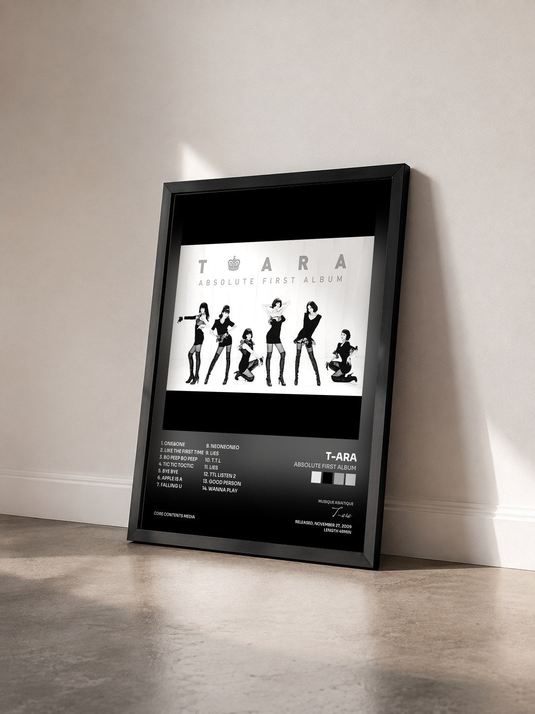 #noir Tableau de l'album Absolute First Album de T-ara vu de trois quarts, cadre noir