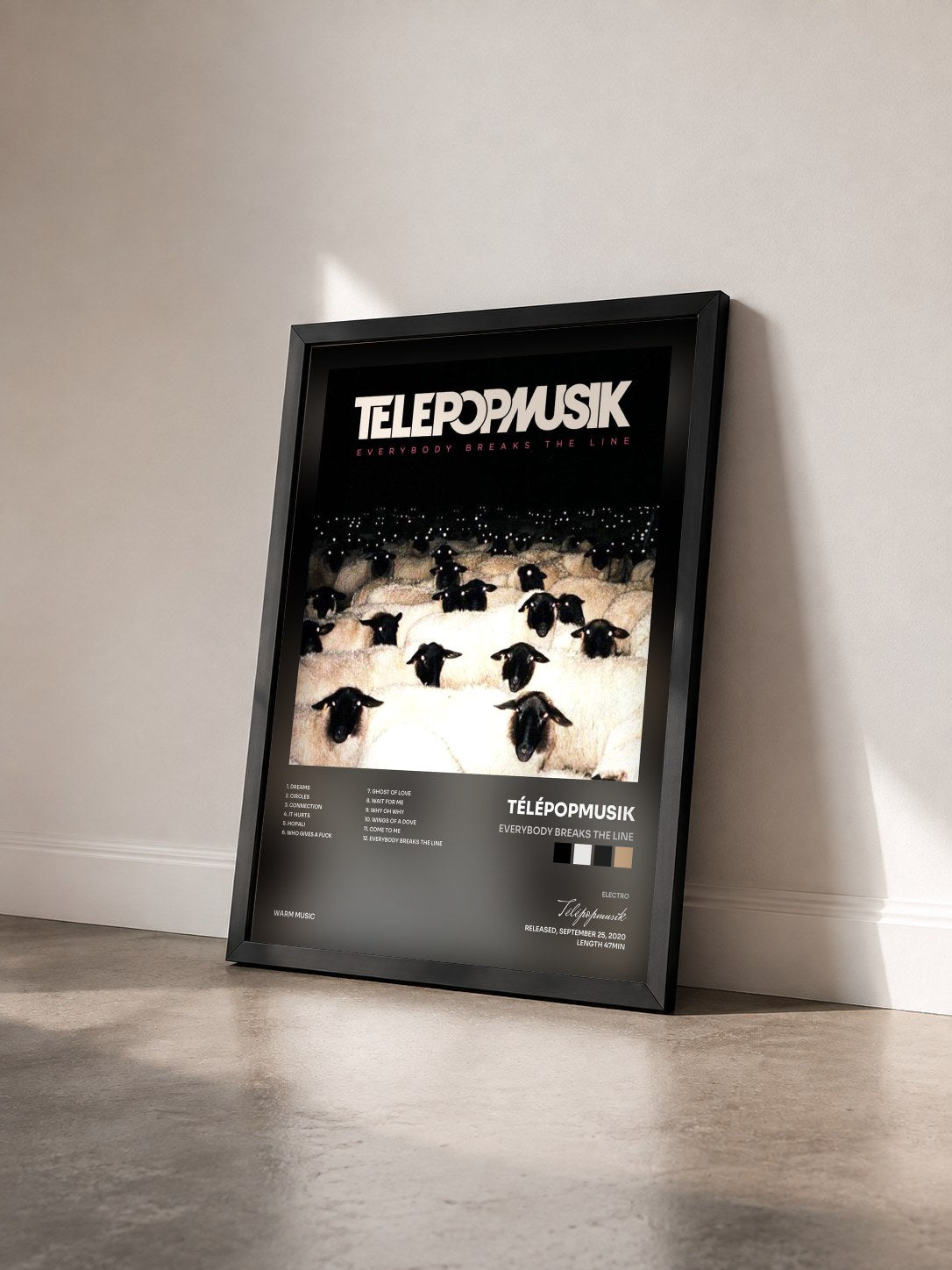 #noir Tableau de l'album Everybody Breaks the Line de Télépopmusik vu de trois quarts, cadre noir
