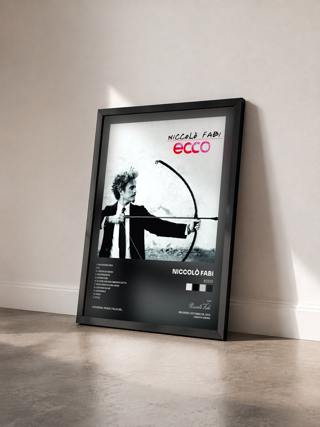 #noir Tableau de l'album Ecco de Niccolò Fabi vu de trois quarts, cadre noir