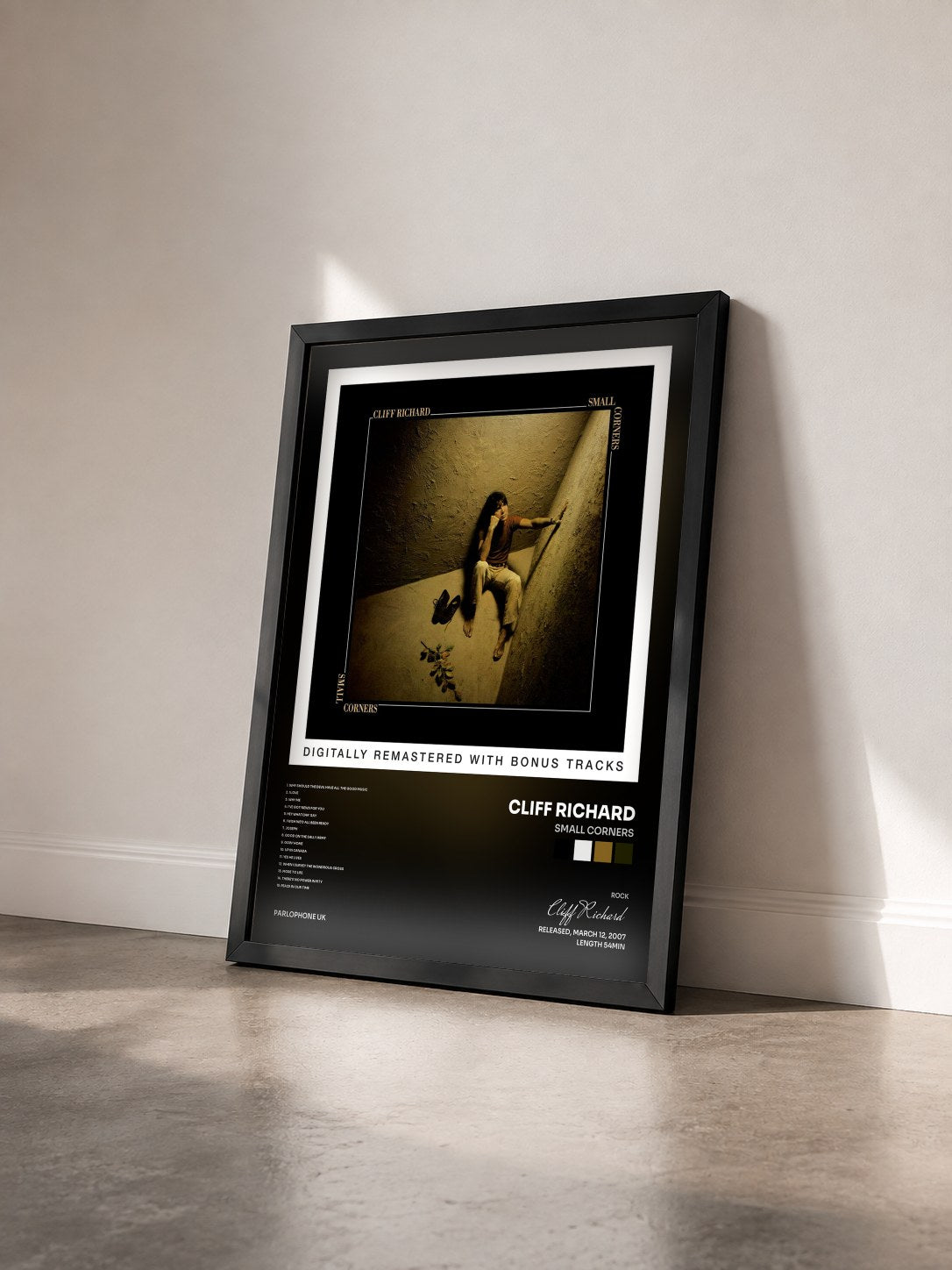 #noir Tableau de l'album Small Corners de Cliff Richard vu de trois quarts, cadre noir