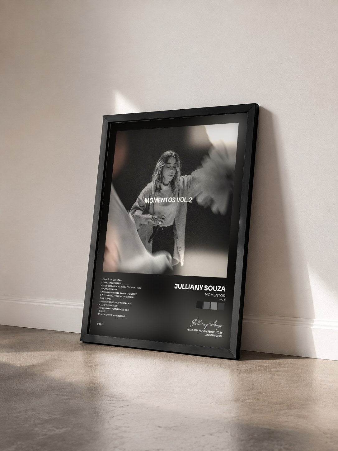 #noir Tableau de l'album Momentos (Vol. 2) de Julliany Souza vu de trois quarts, cadre noir