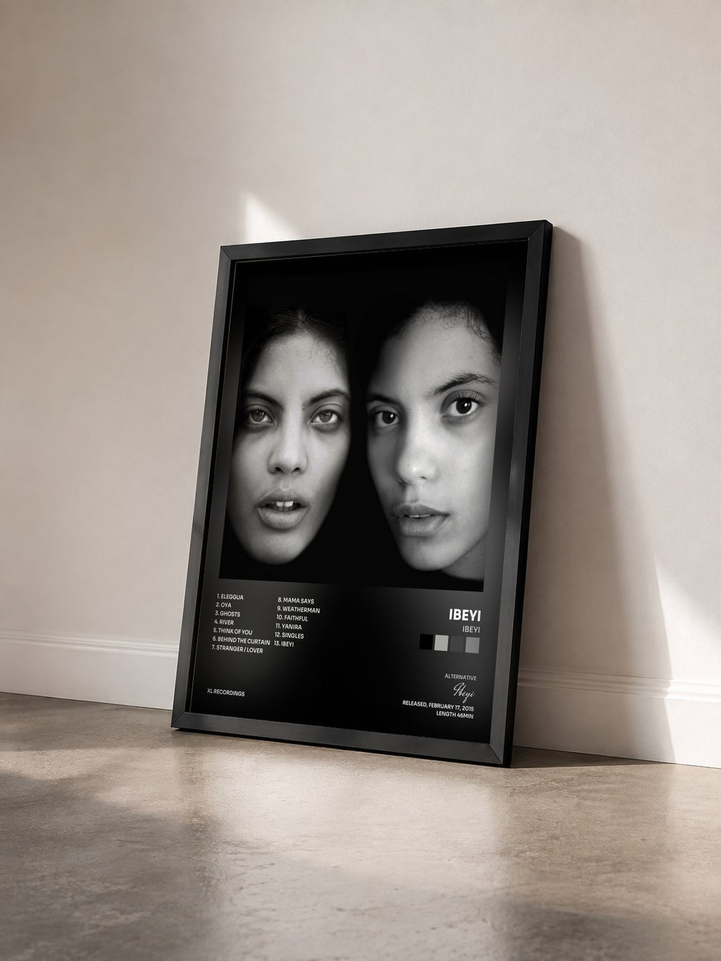 #noir Tableau de l'album Ibeyi de Ibeyi vu de trois quarts, cadre noir
