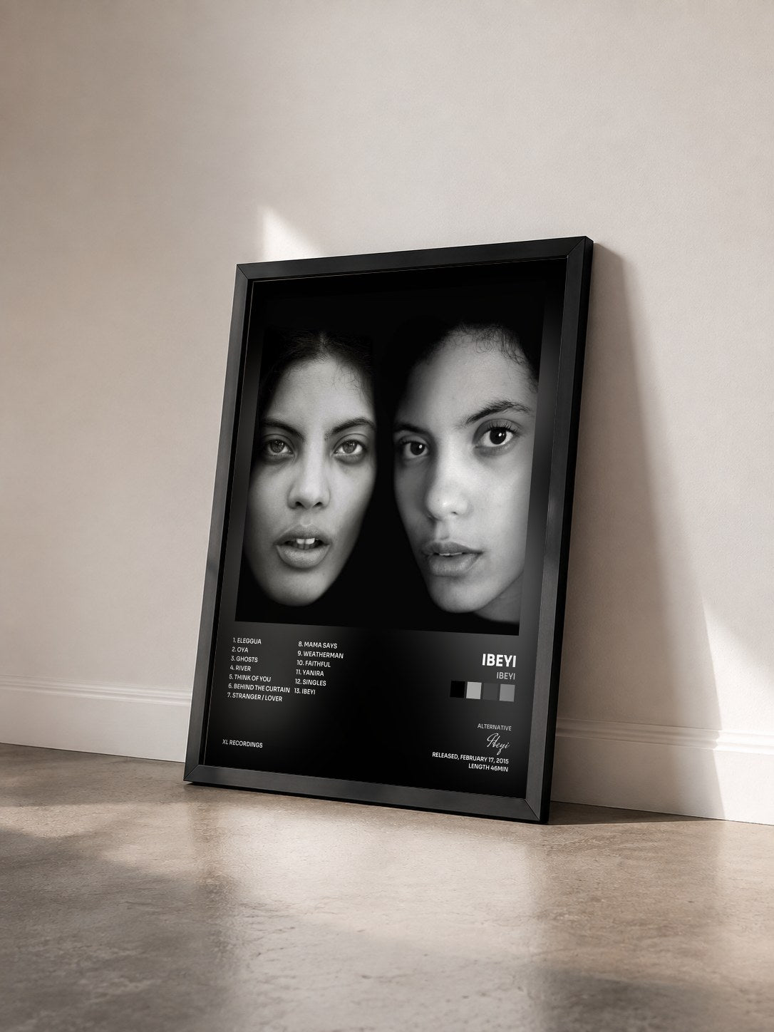 #noir Tableau de l'album Ibeyi de Ibeyi vu de trois quarts, cadre noir