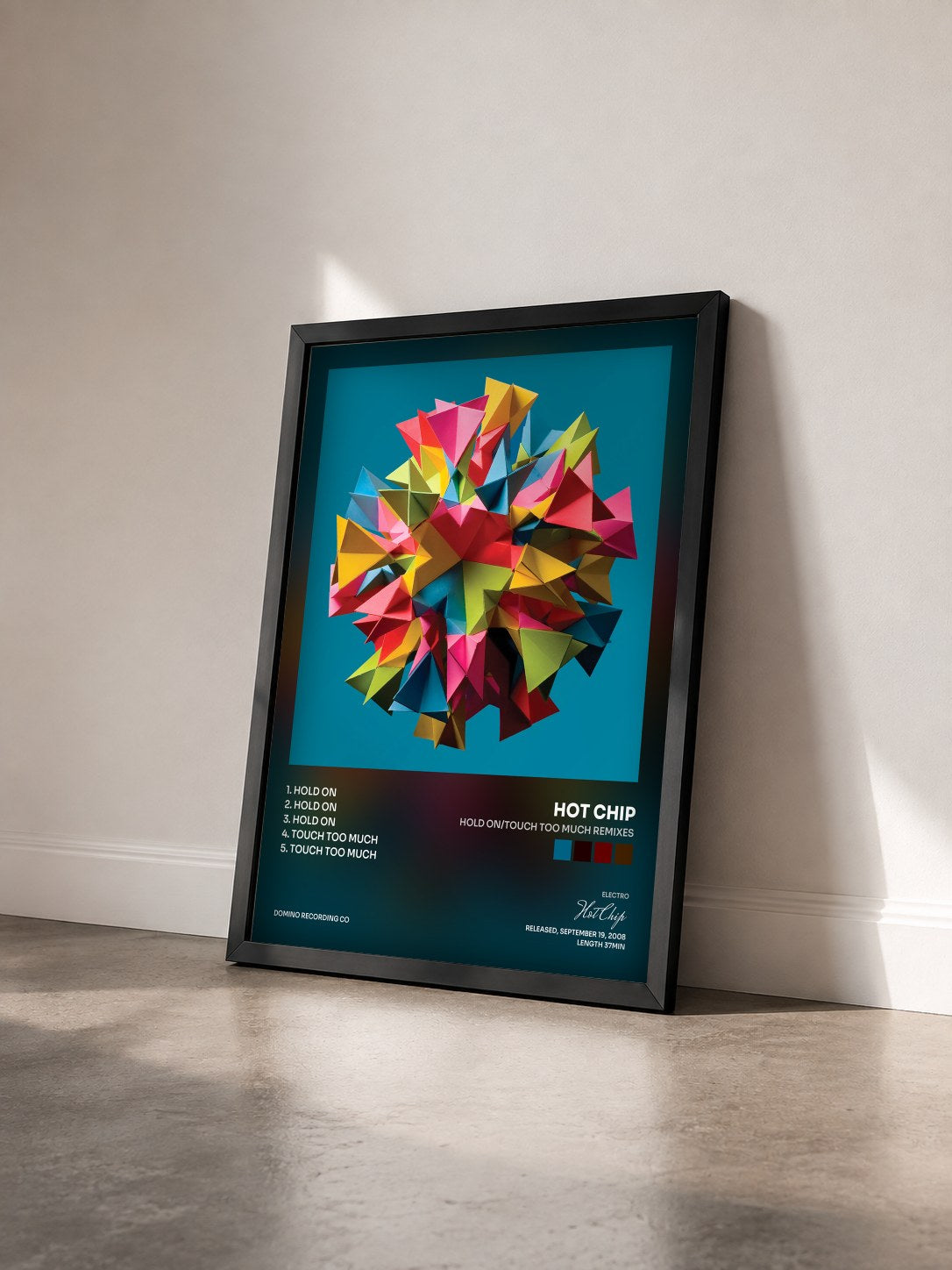 #noir Tableau de l'album Hold On/Touch Too Much Remixes de Hot Chip vu de trois quarts, cadre noir