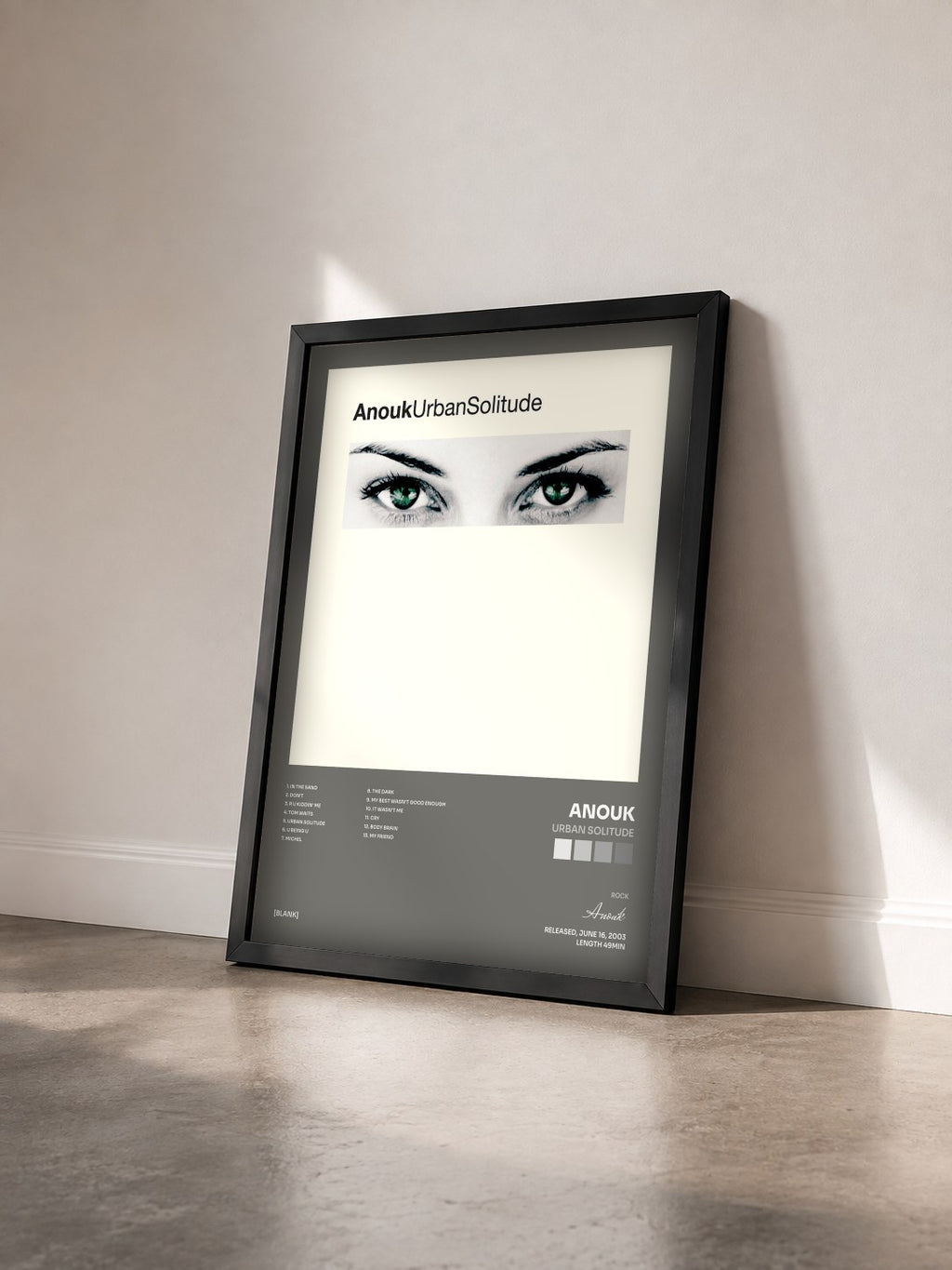 #noir Tableau de l'album Urban Solitude de Anouk vu de trois quarts, cadre noir