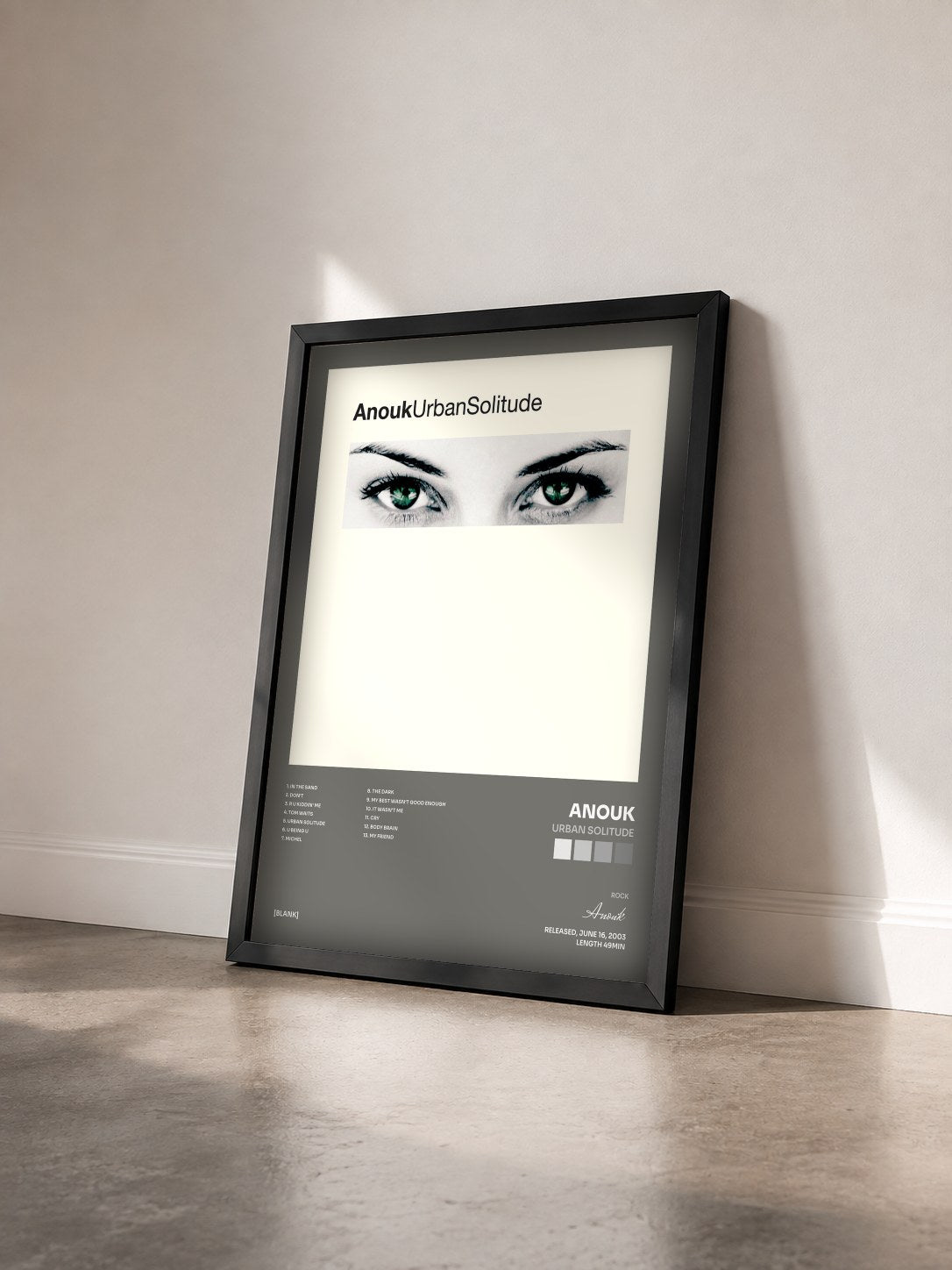 #noir Tableau de l'album Urban Solitude de Anouk vu de trois quarts, cadre noir