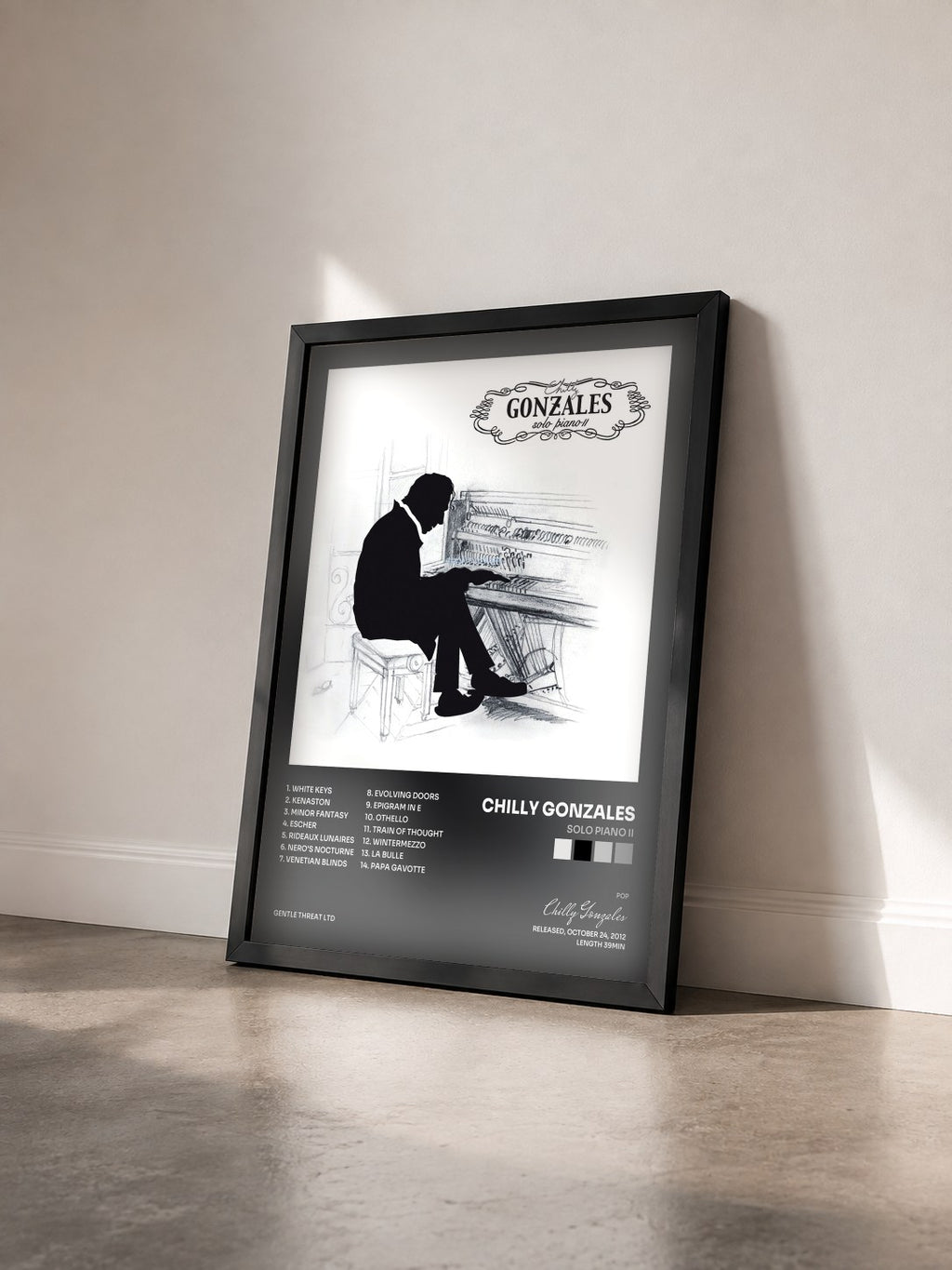 #noir Tableau de l'album Solo Piano II de Chilly Gonzales vu de trois quarts, cadre noir