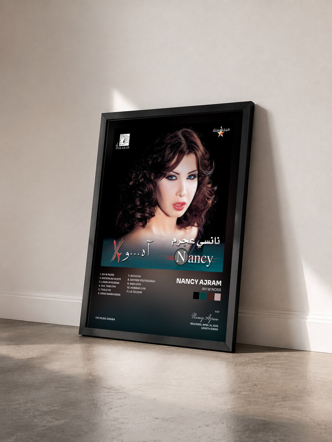 #noir Tableau de l'album Ah W Noss de Nancy Ajram vu de trois quarts, cadre noir