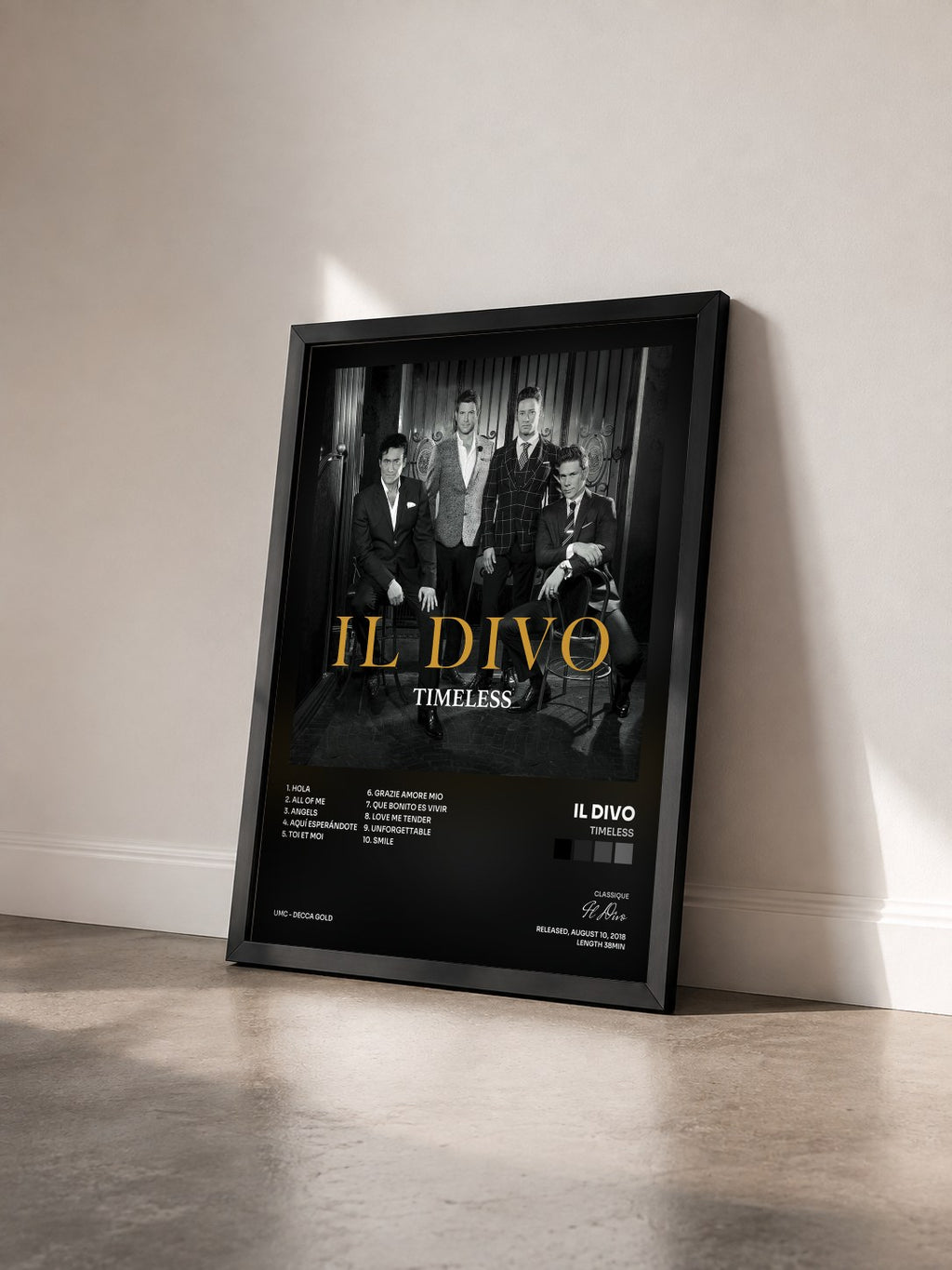 #noir Tableau de l'album Timeless de Il Divo vu de trois quarts, cadre noir