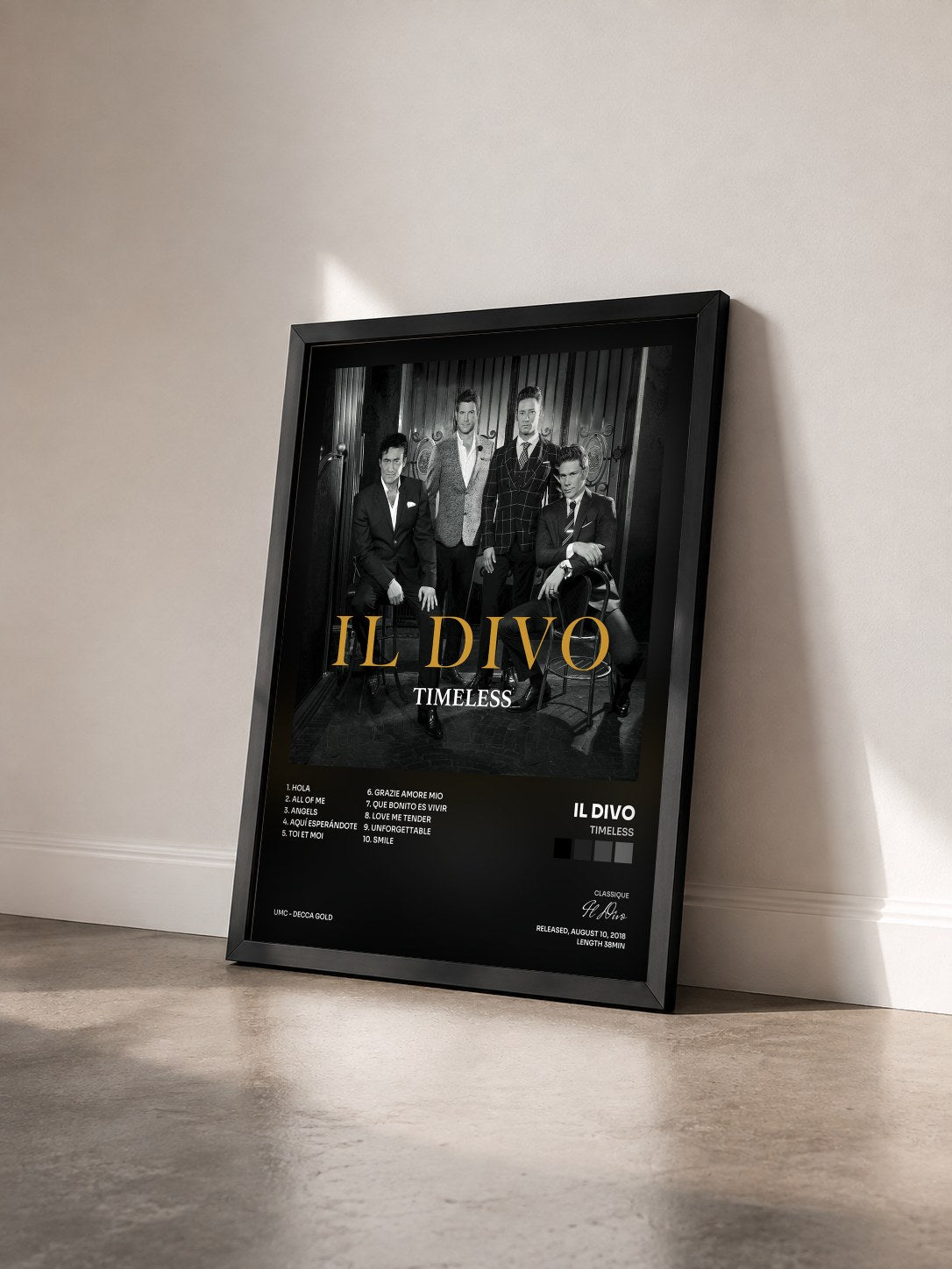 #noir Tableau de l'album Timeless de Il Divo vu de trois quarts, cadre noir