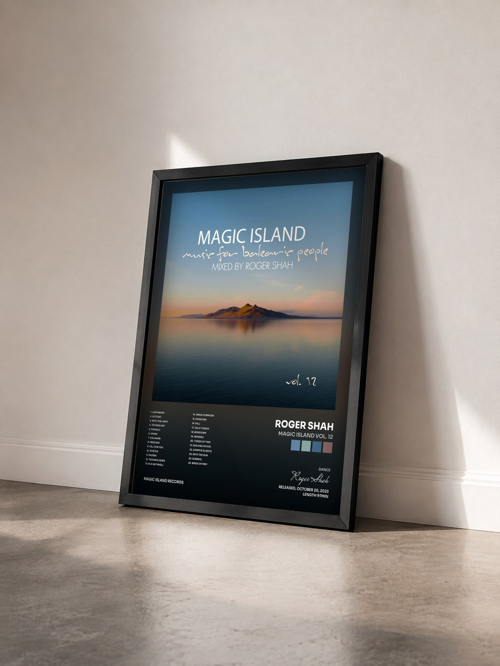 #noir Tableau de l'album Magic Island Vol. 12 de Roger Shah vu de trois quarts, cadre noir
