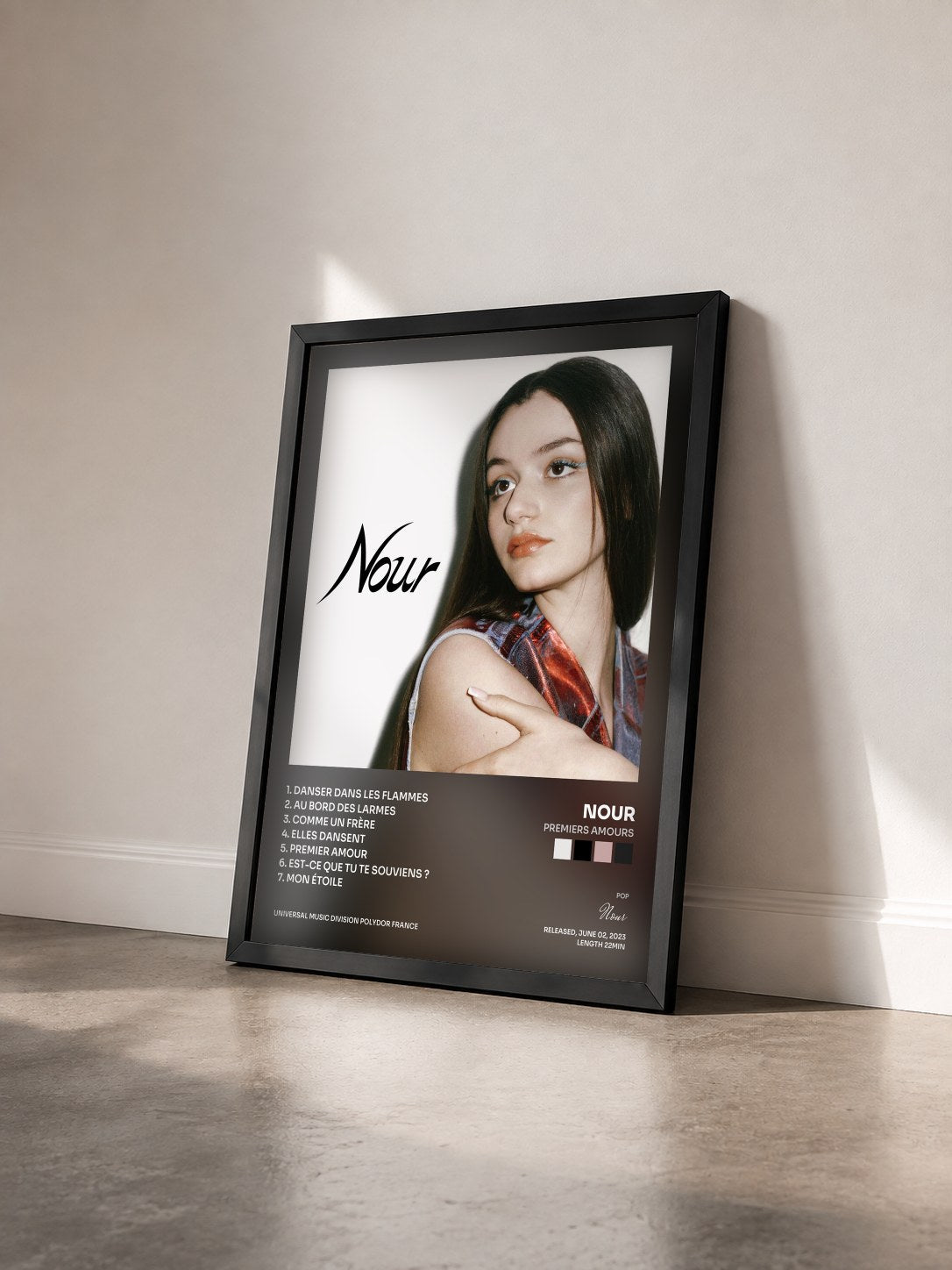 #noir Tableau de l'album Premiers amours de Nour vu de trois quarts, cadre noir