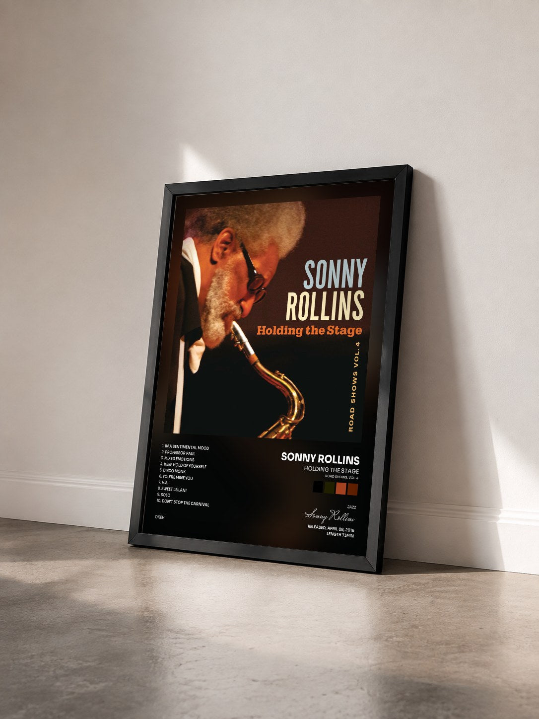 #noir Tableau de l'album Holding the Stage (Road Shows, Vol. 4) de Sonny Rollins vu de trois quarts, cadre noir