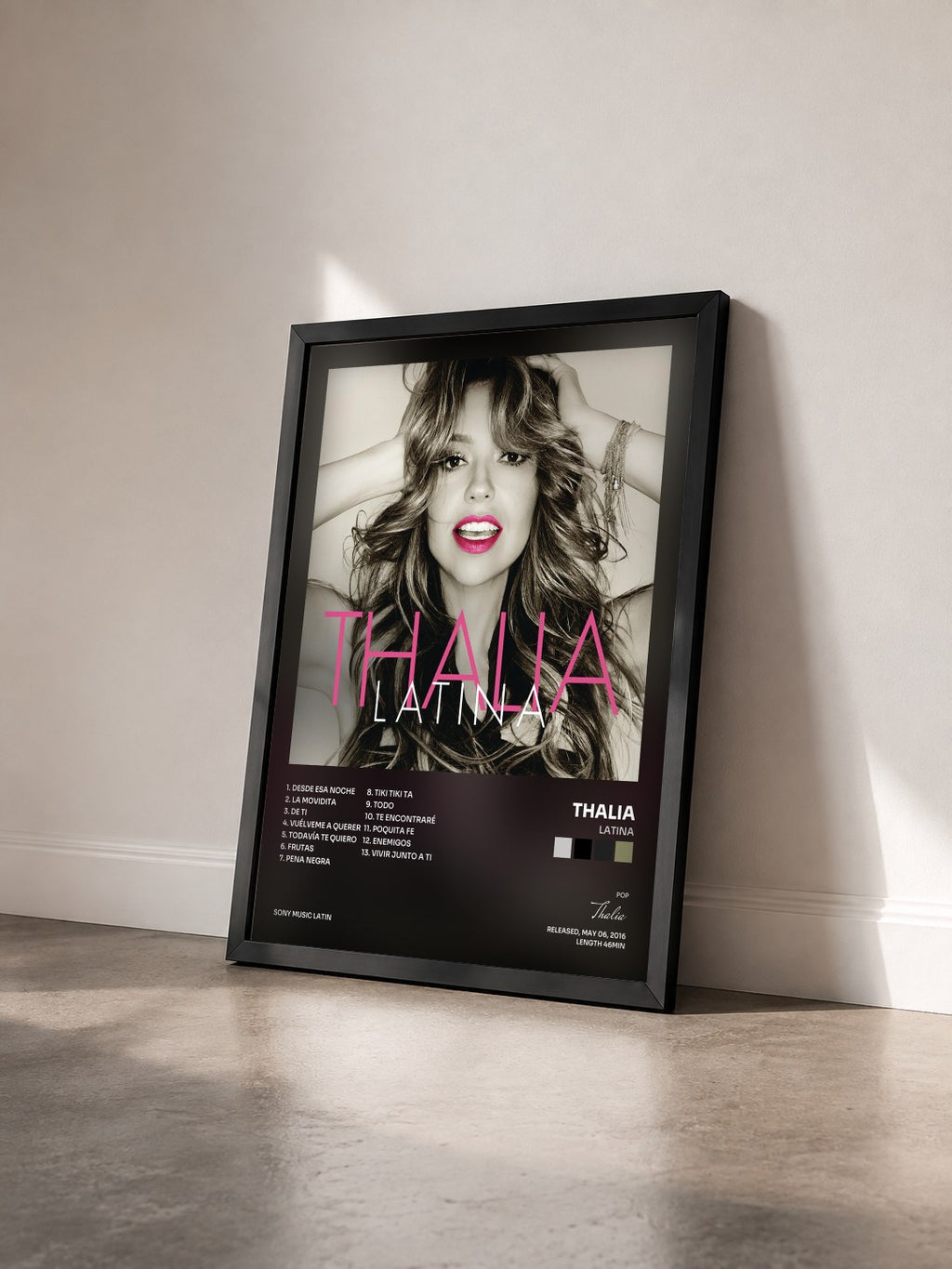 #noir Tableau de l'album Latina de Thalia vu de trois quarts, cadre noir