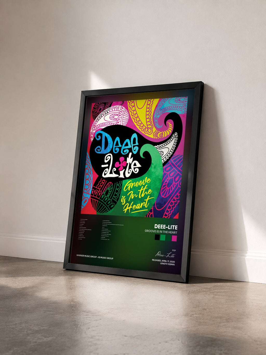 #noir Tableau de l'album Groove Is In the Heart de Deee-Lite vu de trois quarts, cadre noir