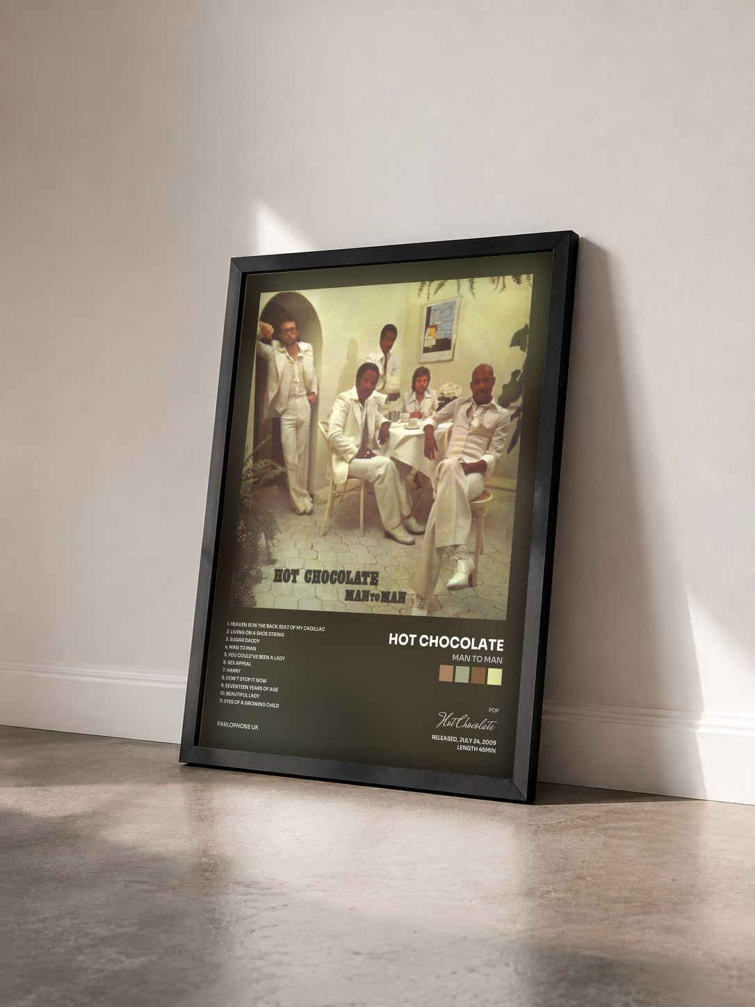 #noir Tableau de l'album Man to Man de Hot Chocolate vu de trois quarts, cadre noir