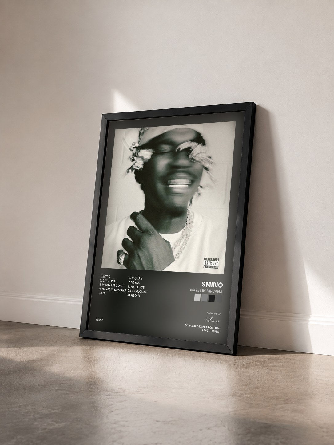 #noir Tableau de l'album Maybe in Nirvana de Smino vu de trois quarts, cadre noir