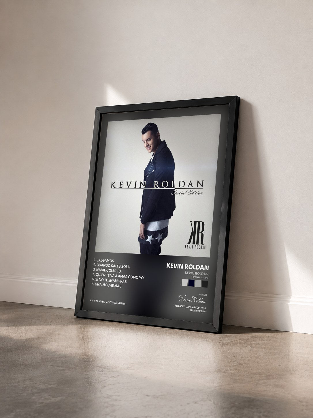 #noir Tableau de l'album Kevin Roldan (Special Edition) de Kevin Roldan vu de trois quarts, cadre noir