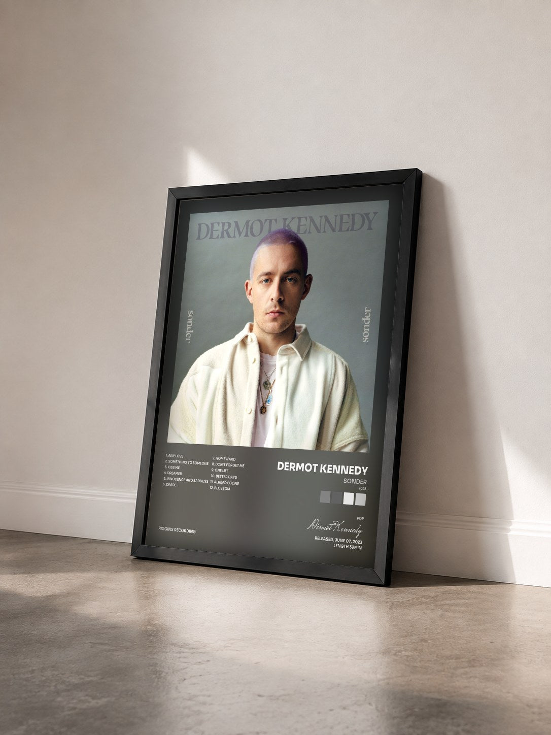 #noir Tableau de l'album Sonder (2023) de Dermot Kennedy vu de trois quarts, cadre noir