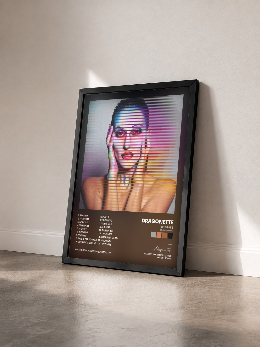 #noir Tableau de l'album Twennies (Deluxe Version) de Dragonette vu de trois quarts, cadre noir