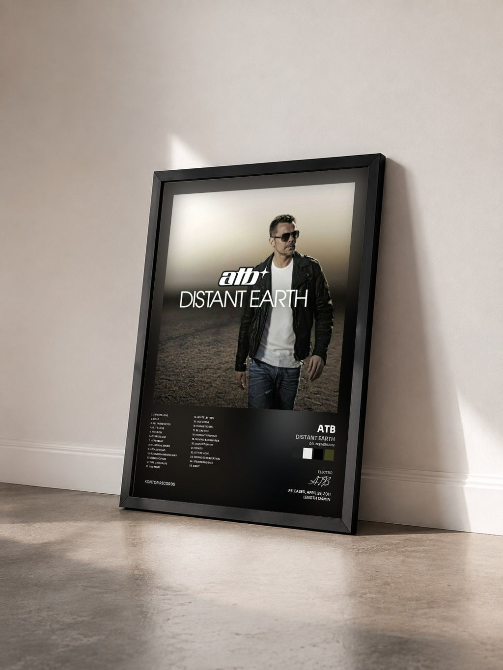 #noir Tableau de l'album Distant Earth (Deluxe Version) de ATB vu de trois quarts, cadre noir