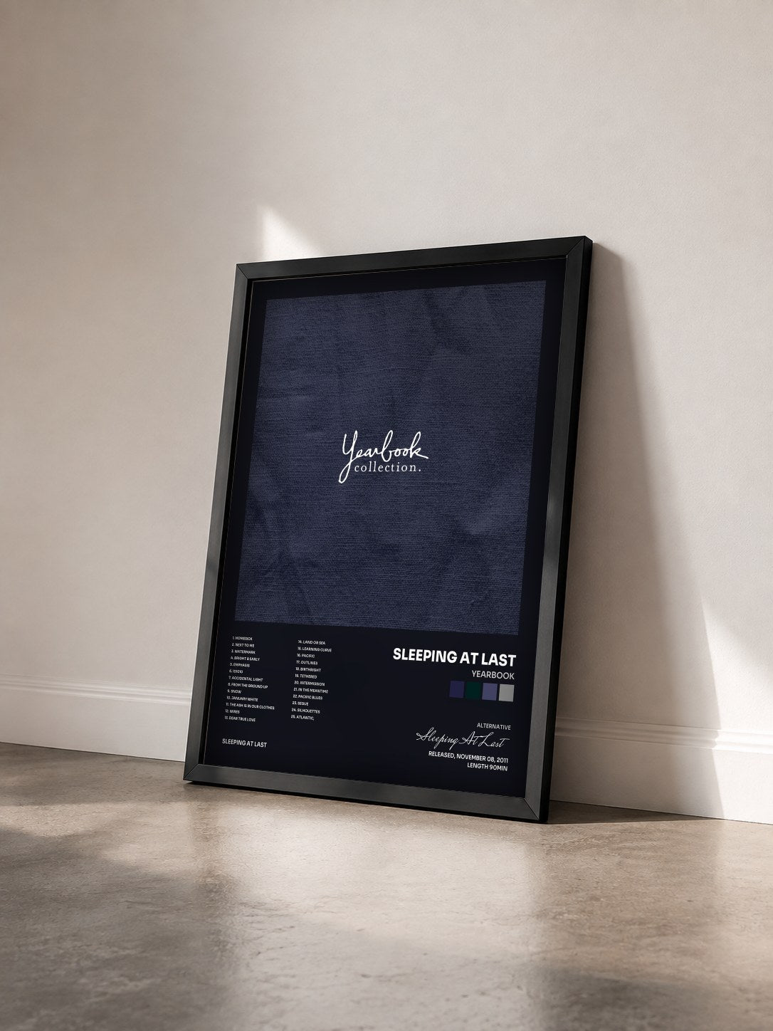 #noir Tableau de l'album Yearbook de Sleeping At Last vu de trois quarts, cadre noir