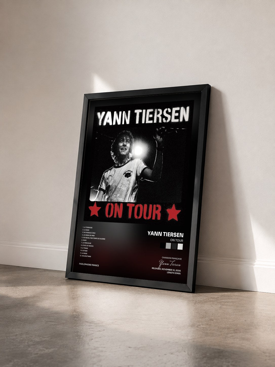 #noir Tableau de l'album On Tour de Yann Tiersen vu de trois quarts, cadre noir