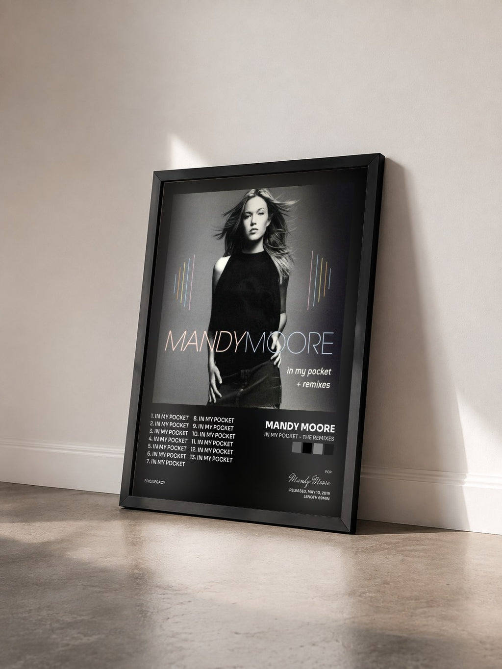#noir Tableau de l'album In My Pocket - The Remixes de Mandy Moore vu de trois quarts, cadre noir