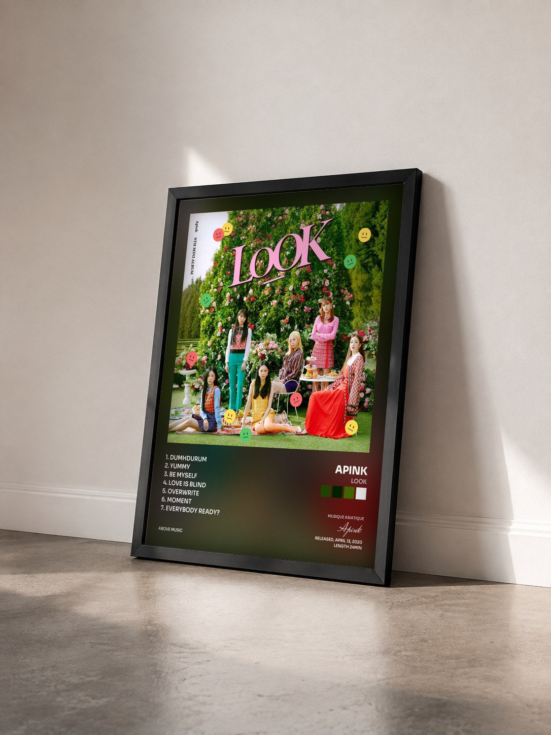 #noir Tableau de l'album LOOK de Apink vu de trois quarts, cadre noir
