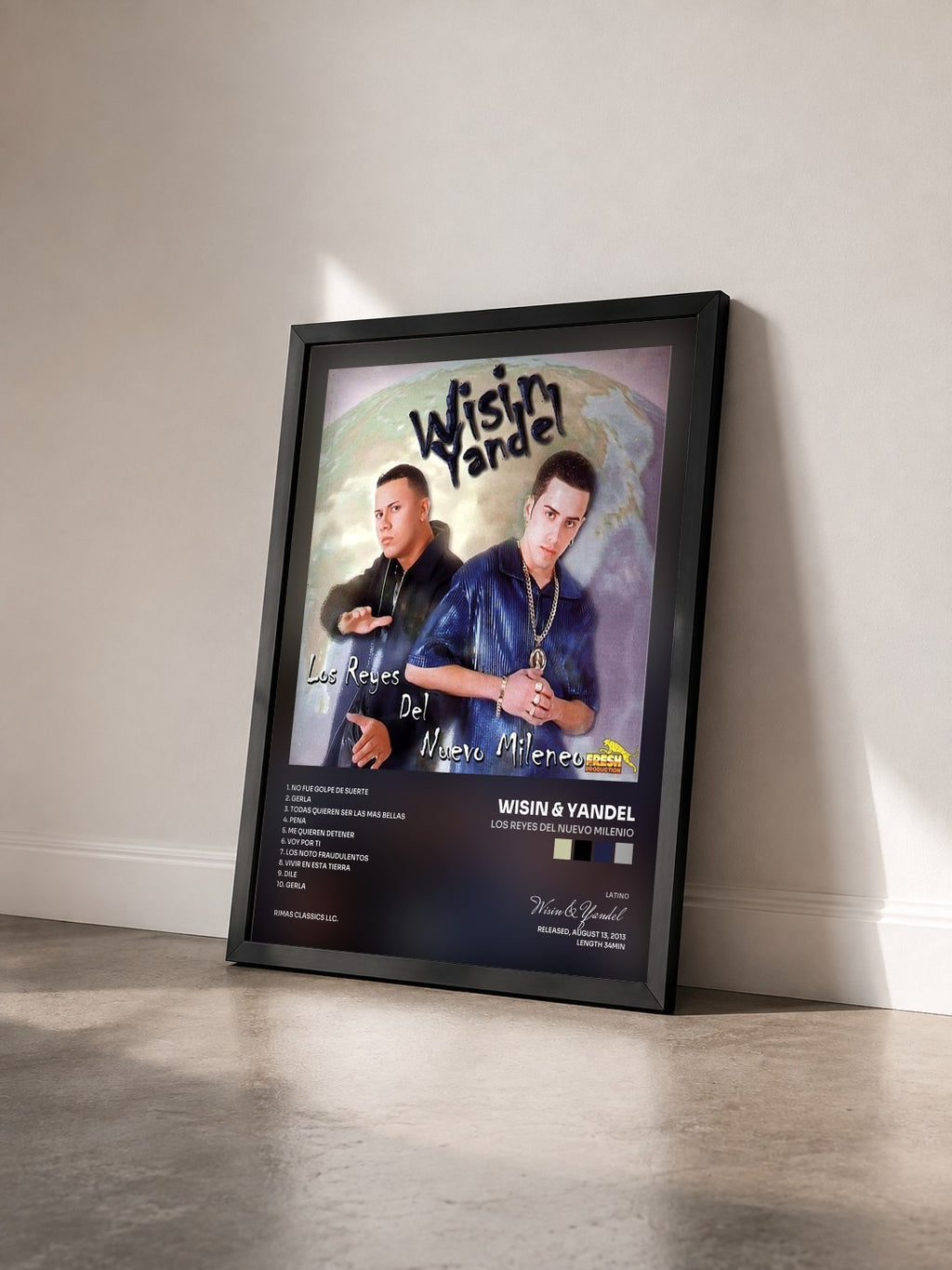 #noir Los Reyes del Nuevo Milenio von Wisin & Yandel als gerahmter Kunstdruck von schräg gesehen, schwarzer Rahmen