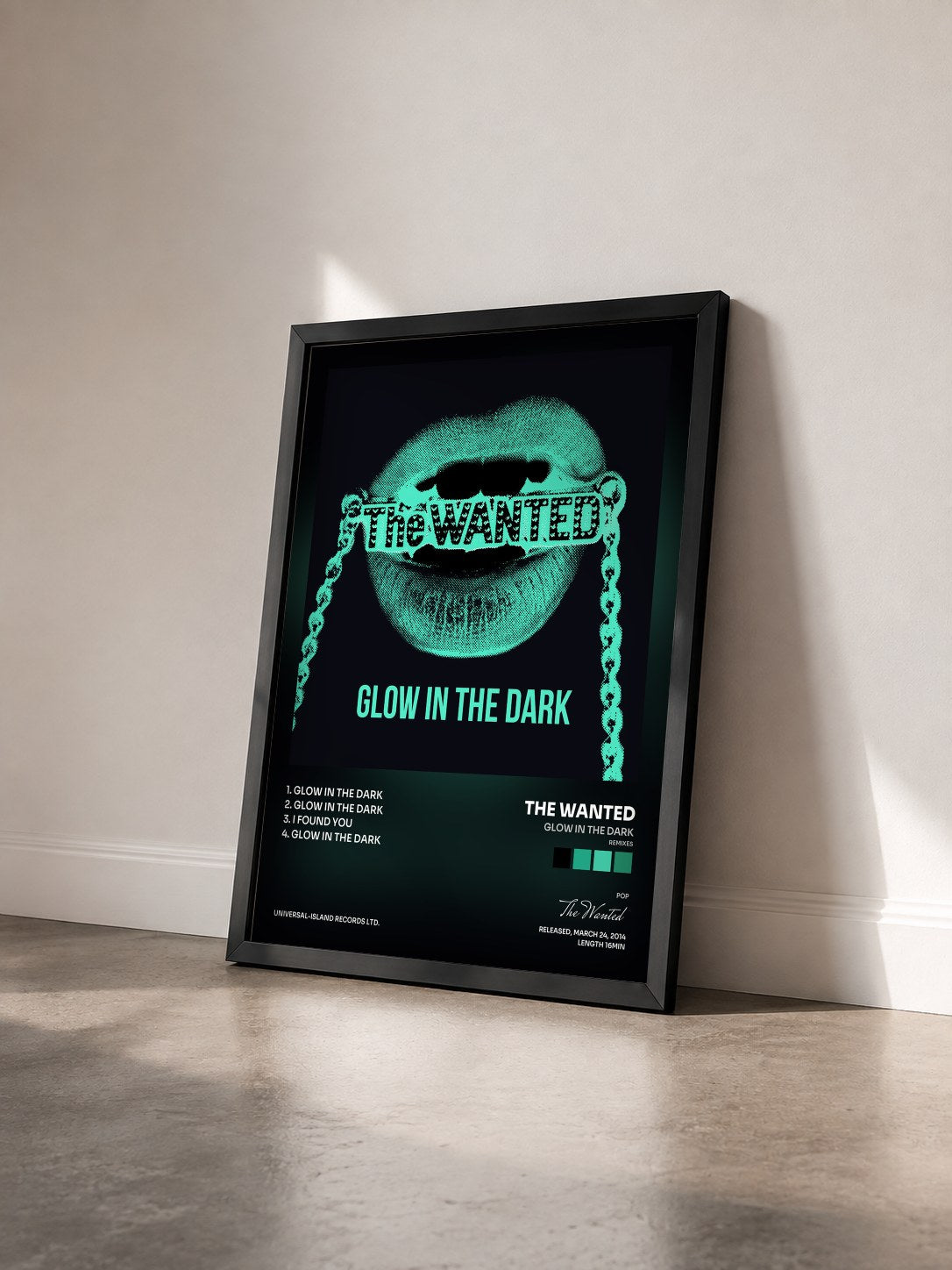 #noir Tableau de l'album Glow In The Dark (Remixes) de The Wanted vu de trois quarts, cadre noir