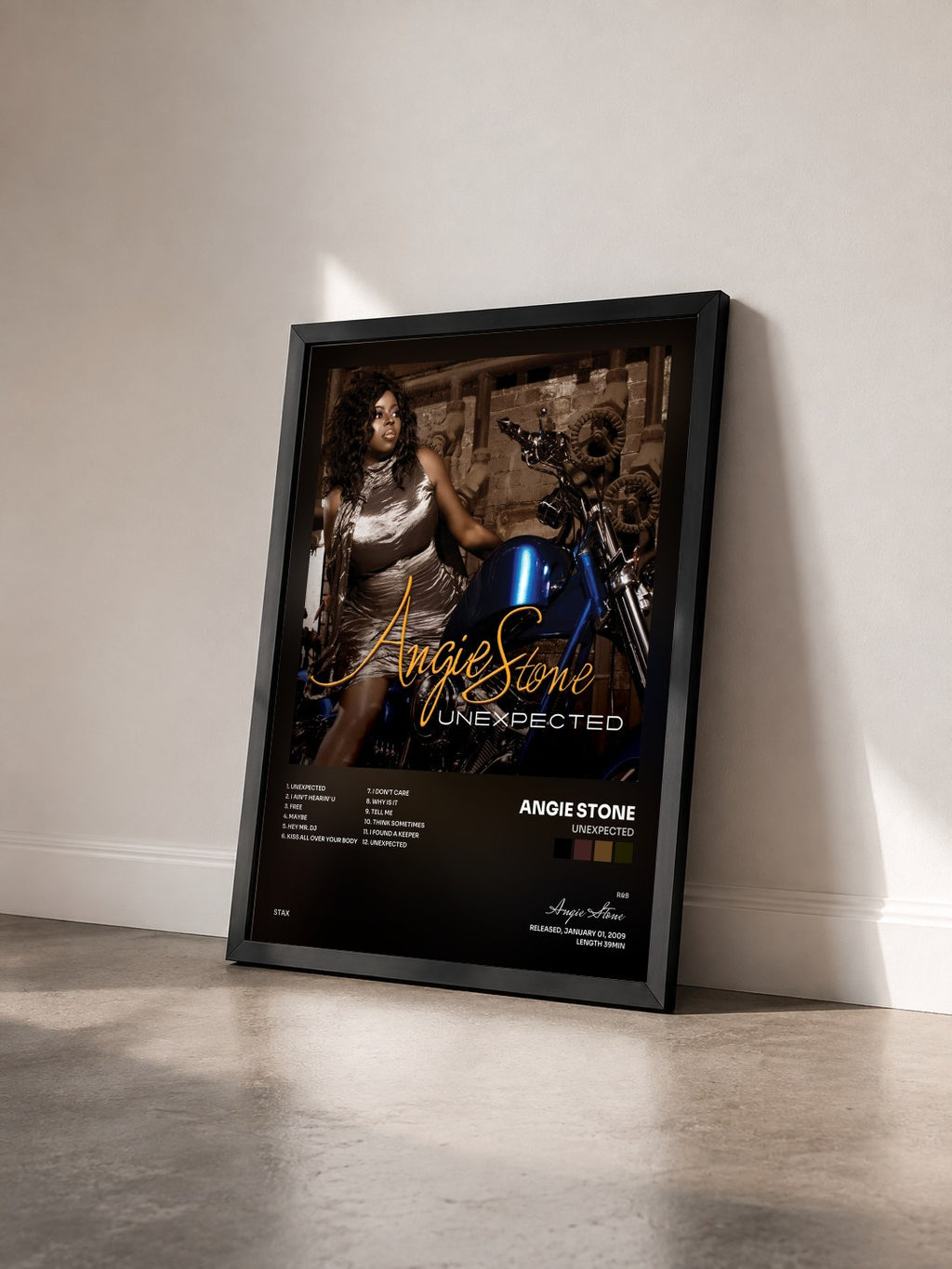 #noir Tableau de l'album Unexpected de Angie Stone vu de trois quarts, cadre noir