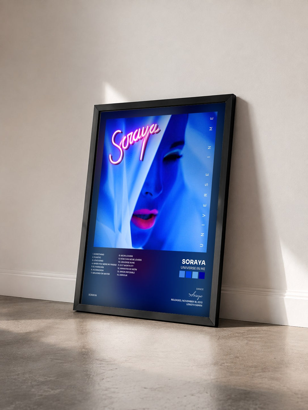 #noir Tableau de l'album Universe in Me de Soraya vu de trois quarts, cadre noir