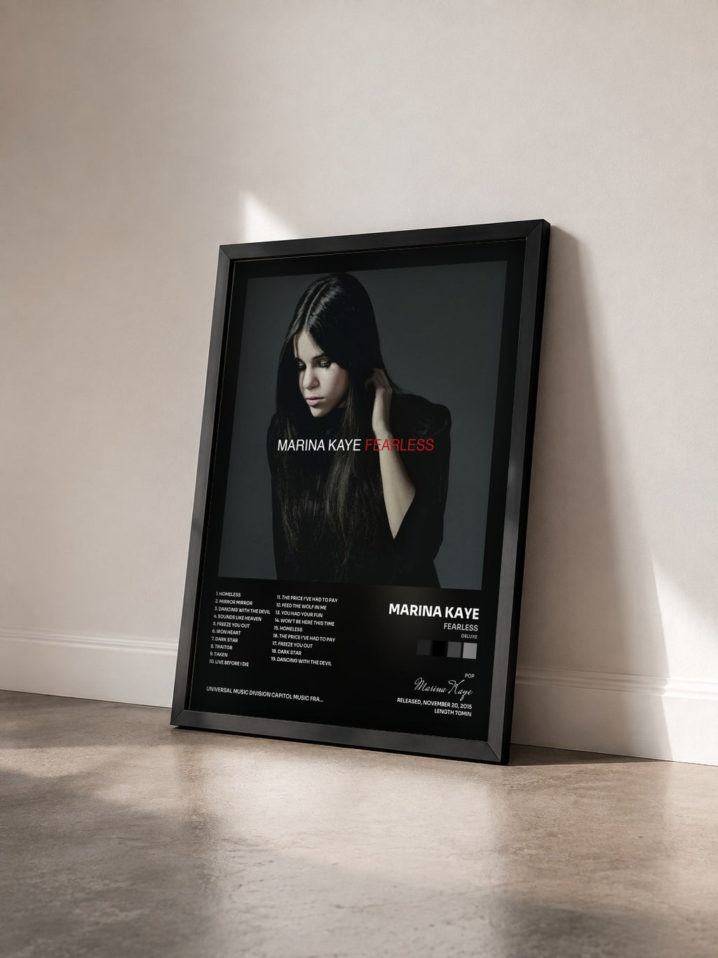 #noir Tableau de l'album Fearless (Deluxe) de Marina Kaye vu de trois quarts, cadre noir