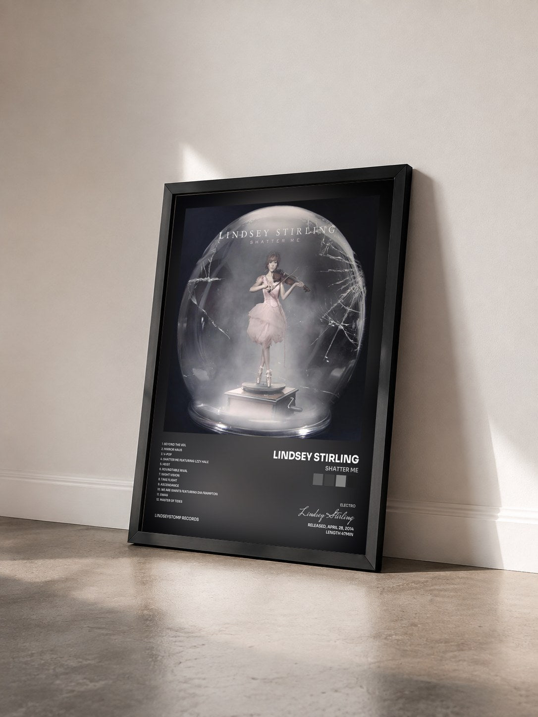 #noir Tableau de l'album Shatter Me de Lindsey Stirling vu de trois quarts, cadre noir