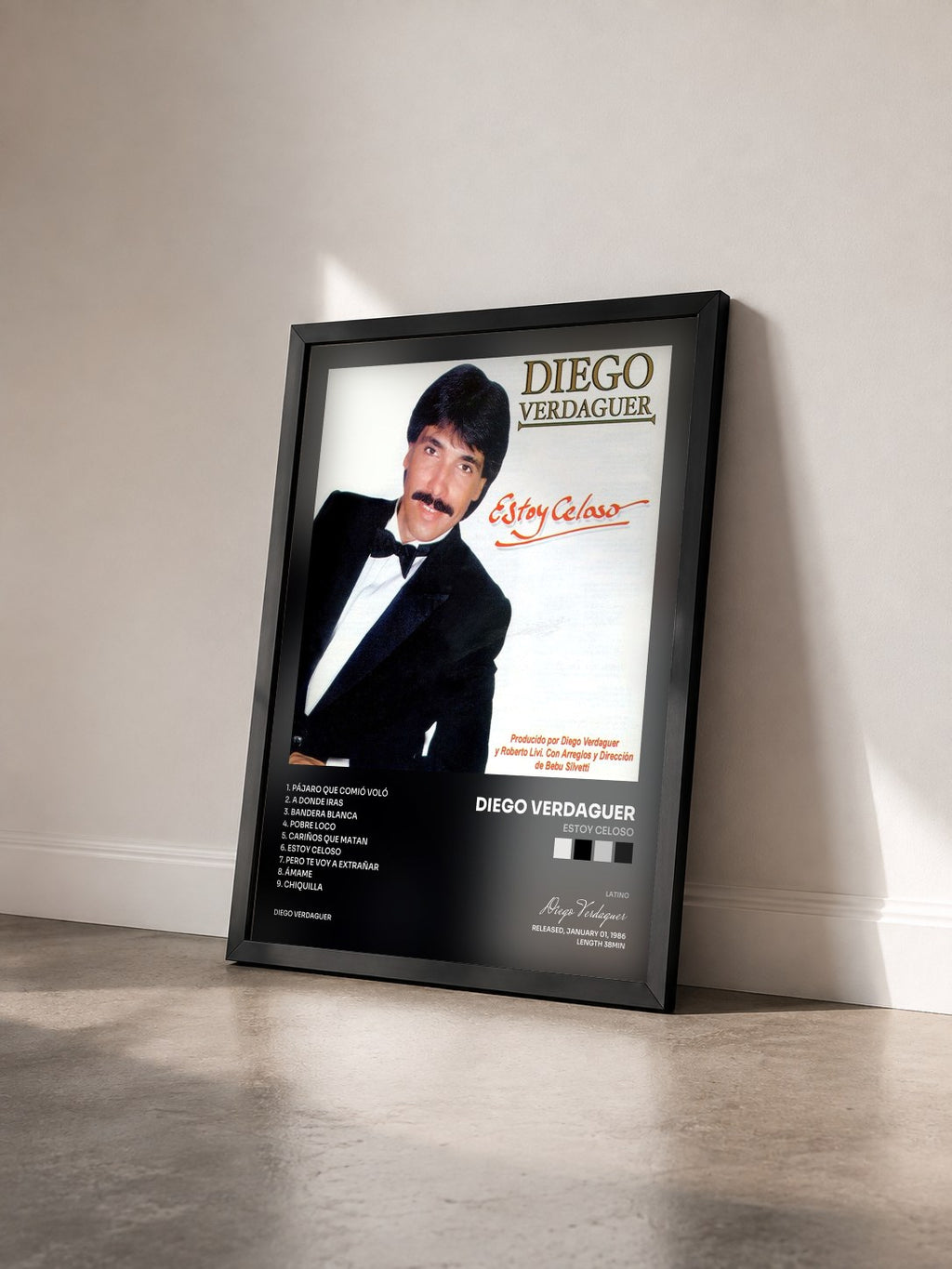 #noir Tableau de l'album Estoy Celoso de Diego Verdaguer vu de trois quarts, cadre noir