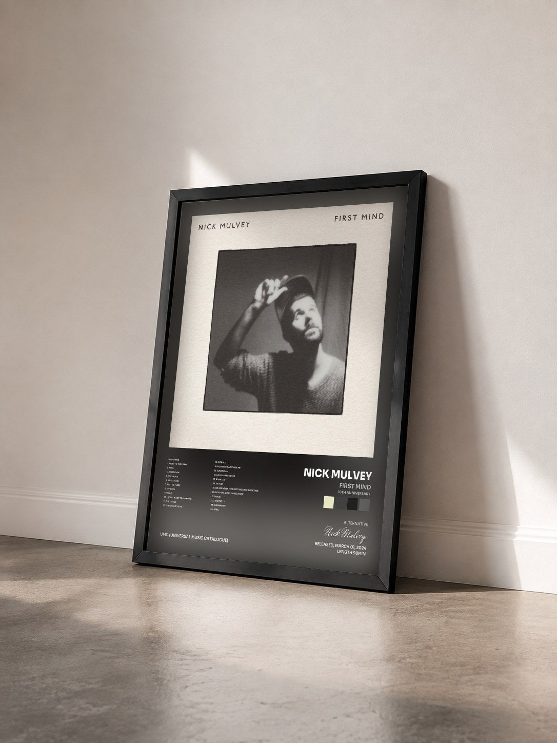 #noir Tableau de l'album First Mind (10th Anniversary) de Nick Mulvey vu de trois quarts, cadre noir