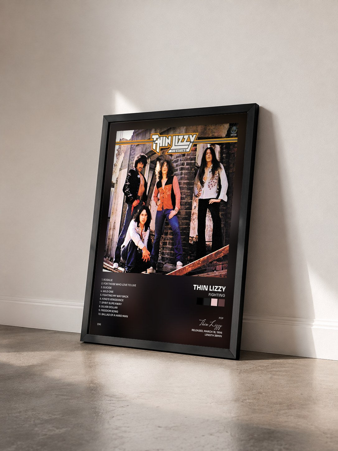 #noir Tableau de l'album Fighting de Thin Lizzy vu de trois quarts, cadre noir