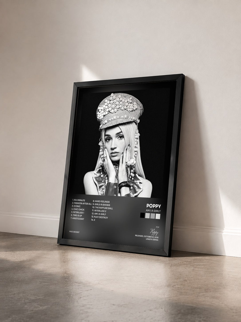 #noir Tableau de l'album Am I A Girl? de Poppy vu de trois quarts, cadre noir