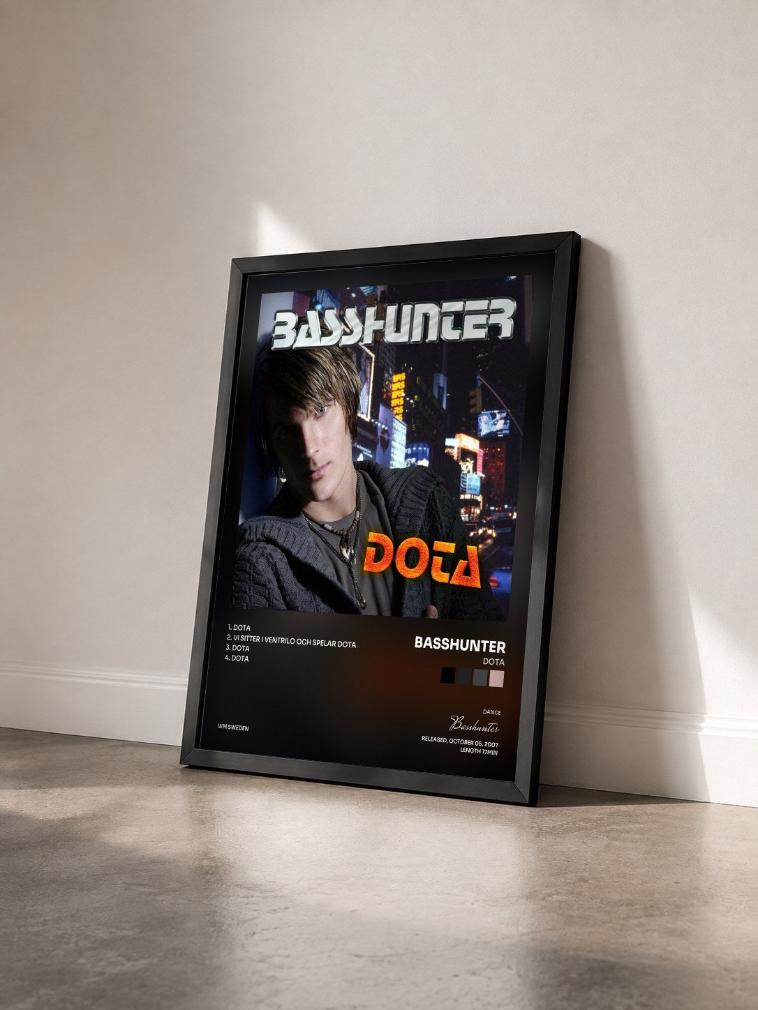 #noir Tableau de l'album DotA de Basshunter vu de trois quarts, cadre noir