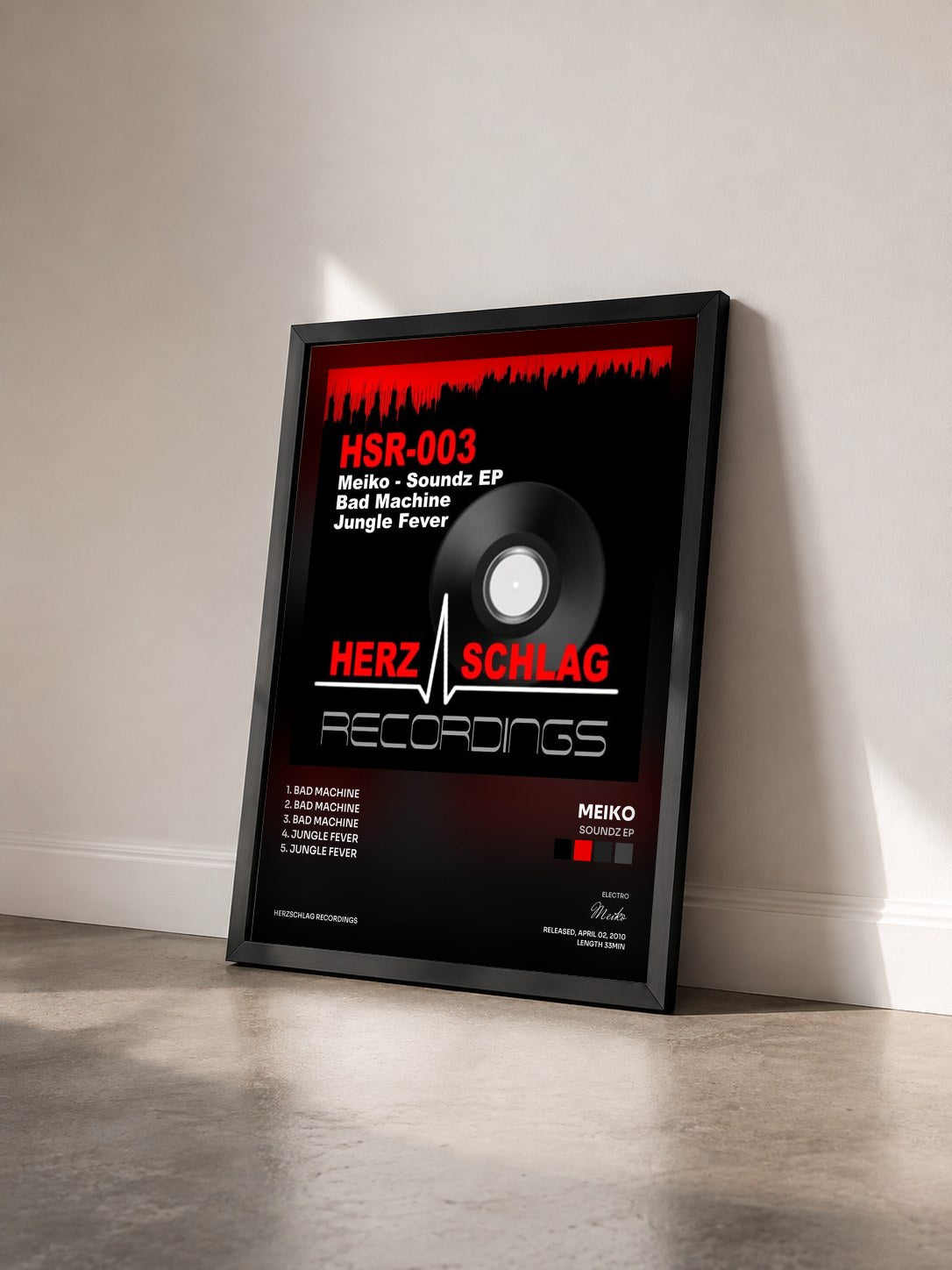 #noir Tableau de l'album Soundz EP de Meiko vu de trois quarts, cadre noir