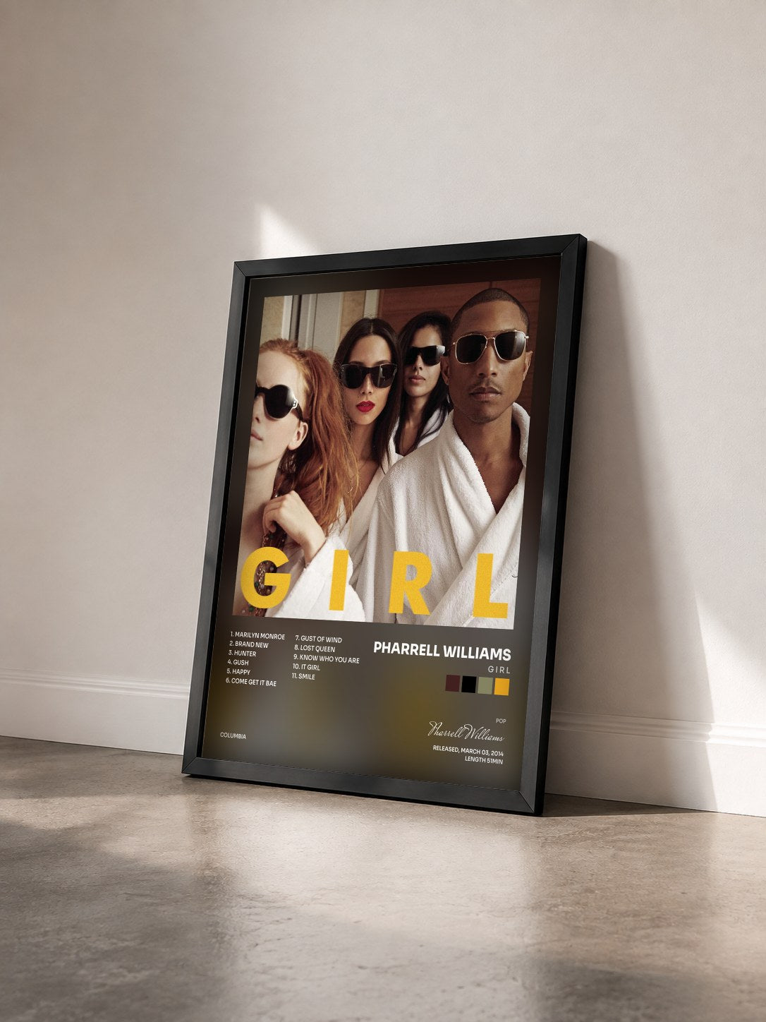#noir Tableau de l'album G I R L de Pharrell Williams vu de trois quarts, cadre noir