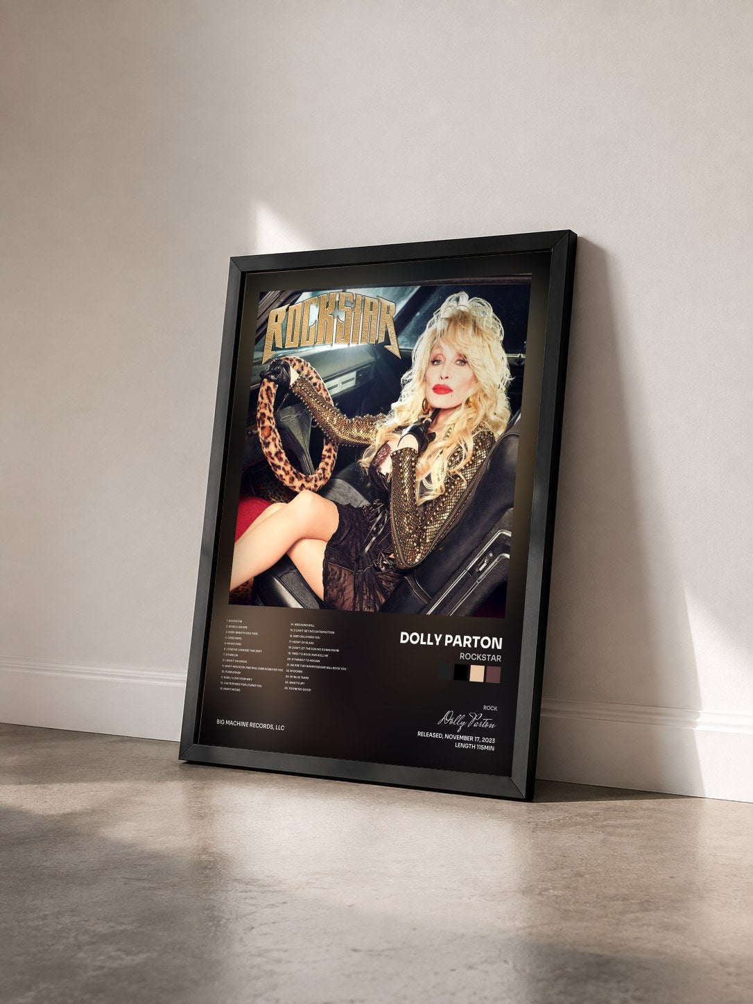 #noir Tableau de l'album Rockstar de Dolly Parton vu de trois quarts, cadre noir