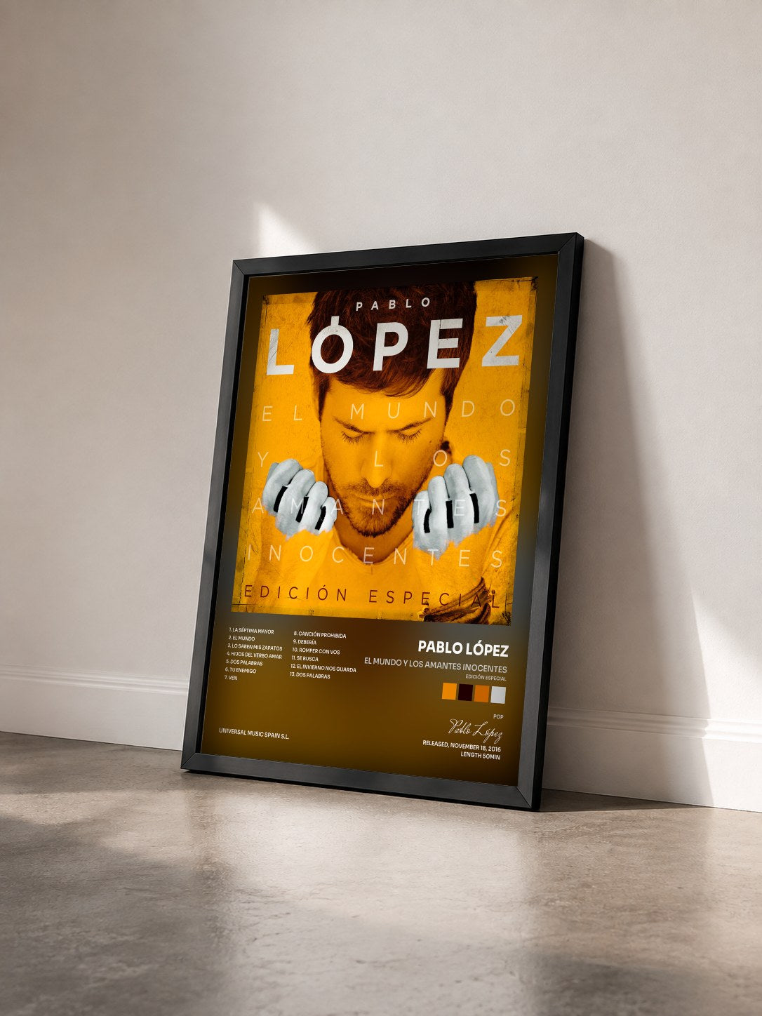 #noir Tableau de l'album El Mundo Y Los Amantes Inocentes (Edición Especial) de Pablo López vu de trois quarts, cadre noir