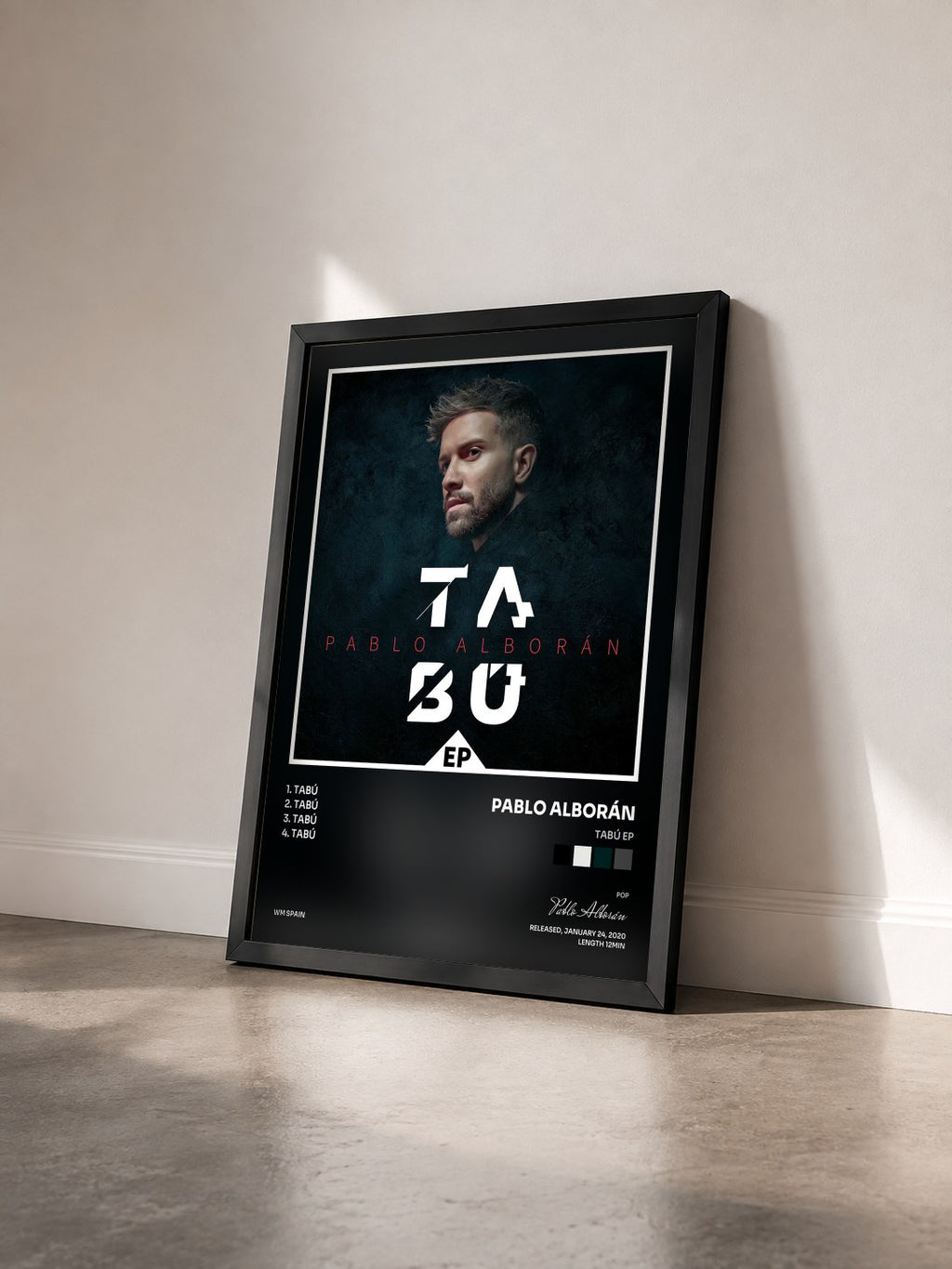 #noir Tableau de l'album Tabú EP de Pablo Alborán vu de trois quarts, cadre noir