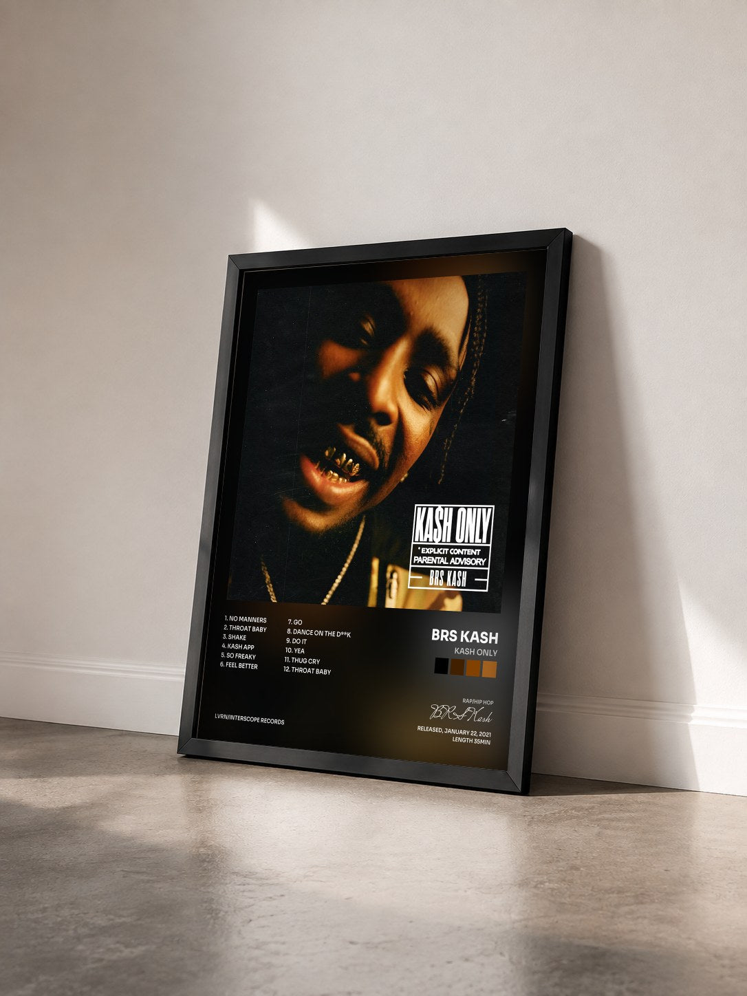 #noir Tableau de l'album Kash Only de BRS Kash vu de trois quarts, cadre noir