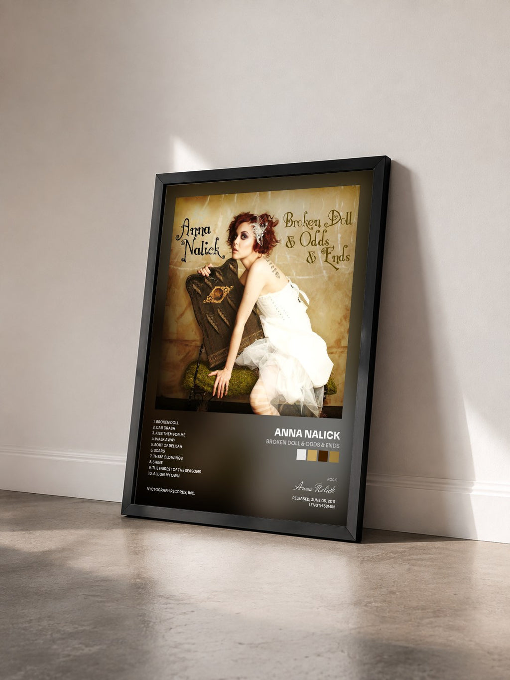 #noir Tableau de l'album Broken Doll & Odds & Ends de Anna Nalick vu de trois quarts, cadre noir