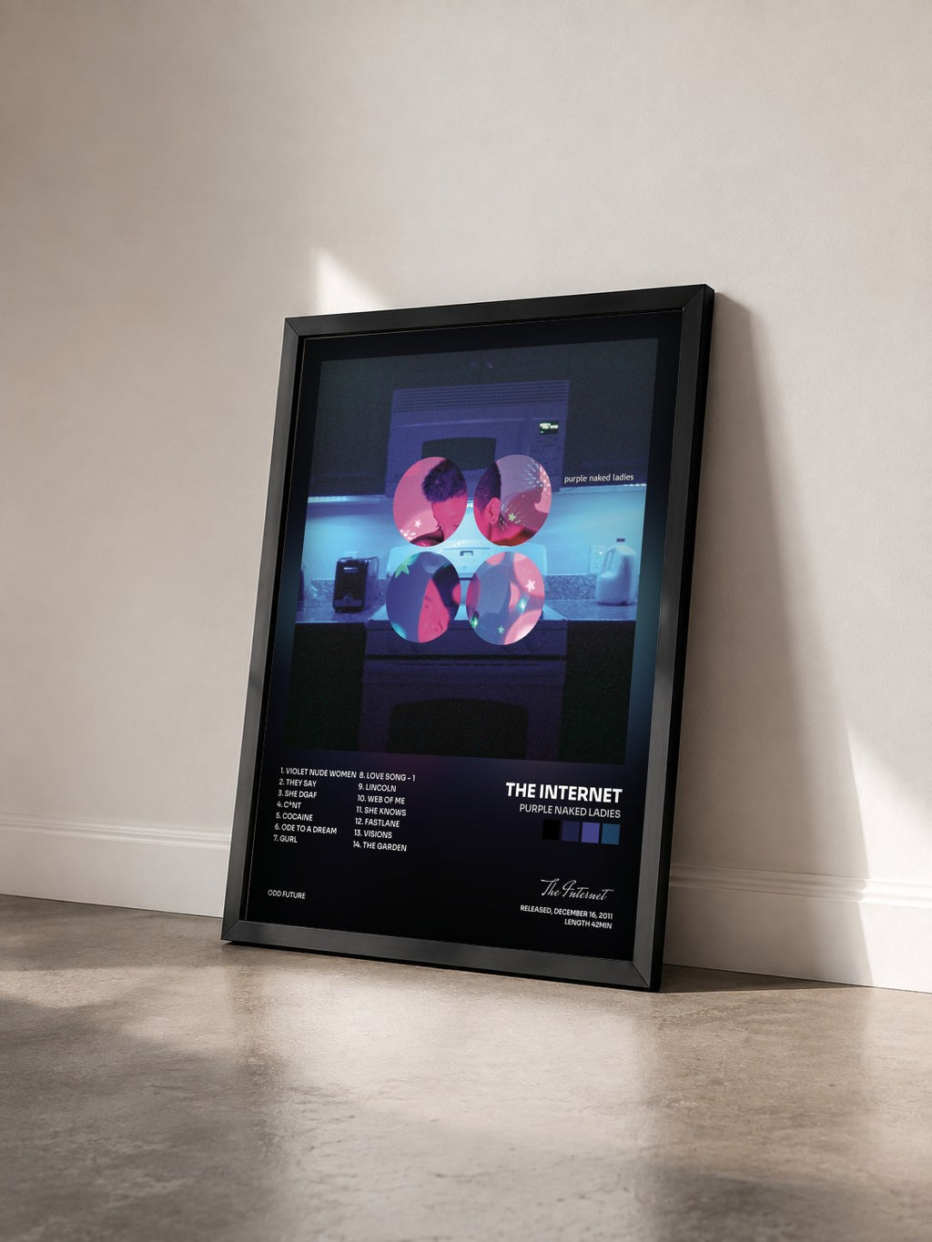 #noir Tableau de l'album Purple Naked Ladies de The Internet vu de trois quarts, cadre noir