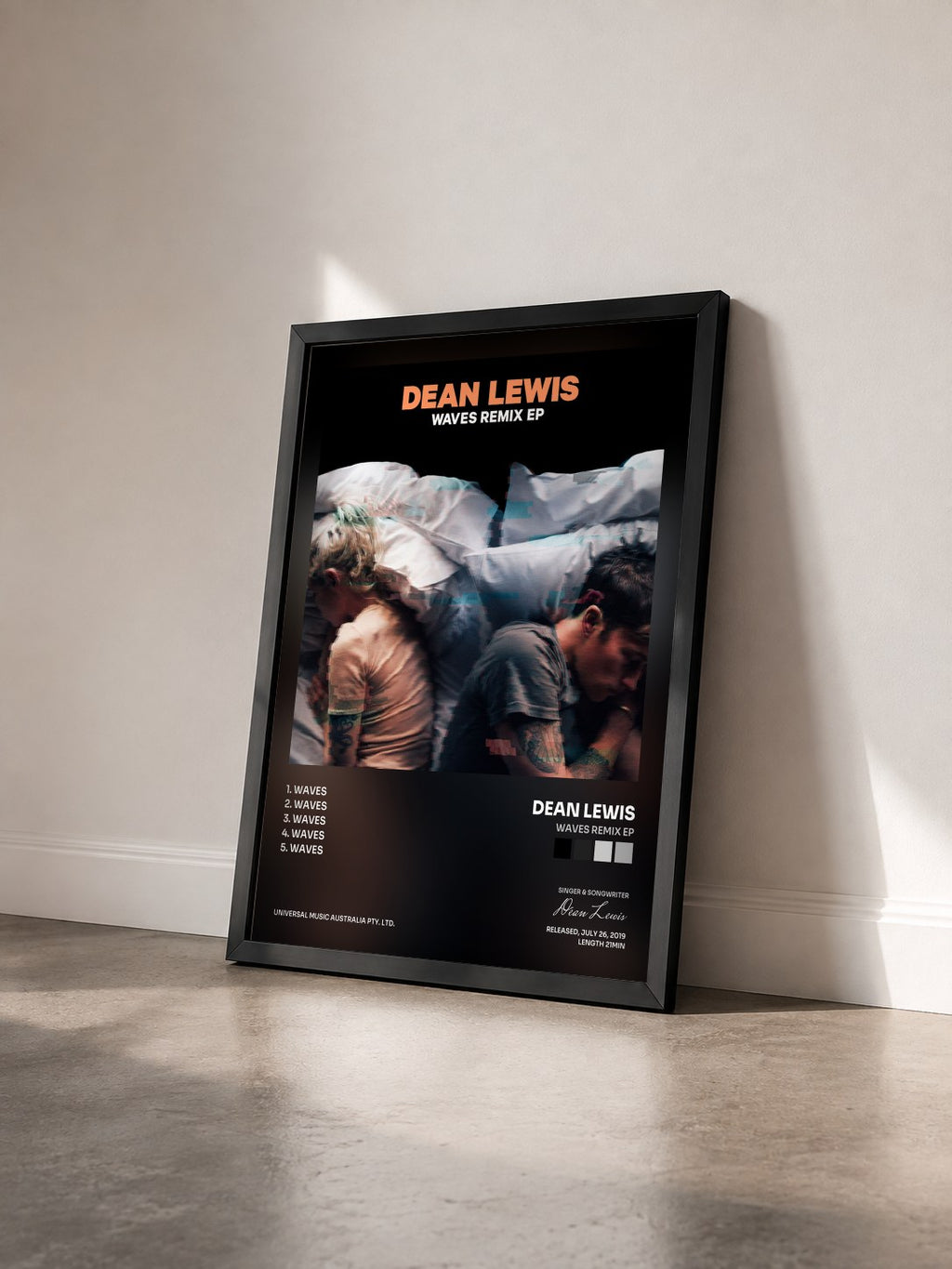 #noir Tableau de l'album Waves Remix EP de Dean Lewis vu de trois quarts, cadre noir