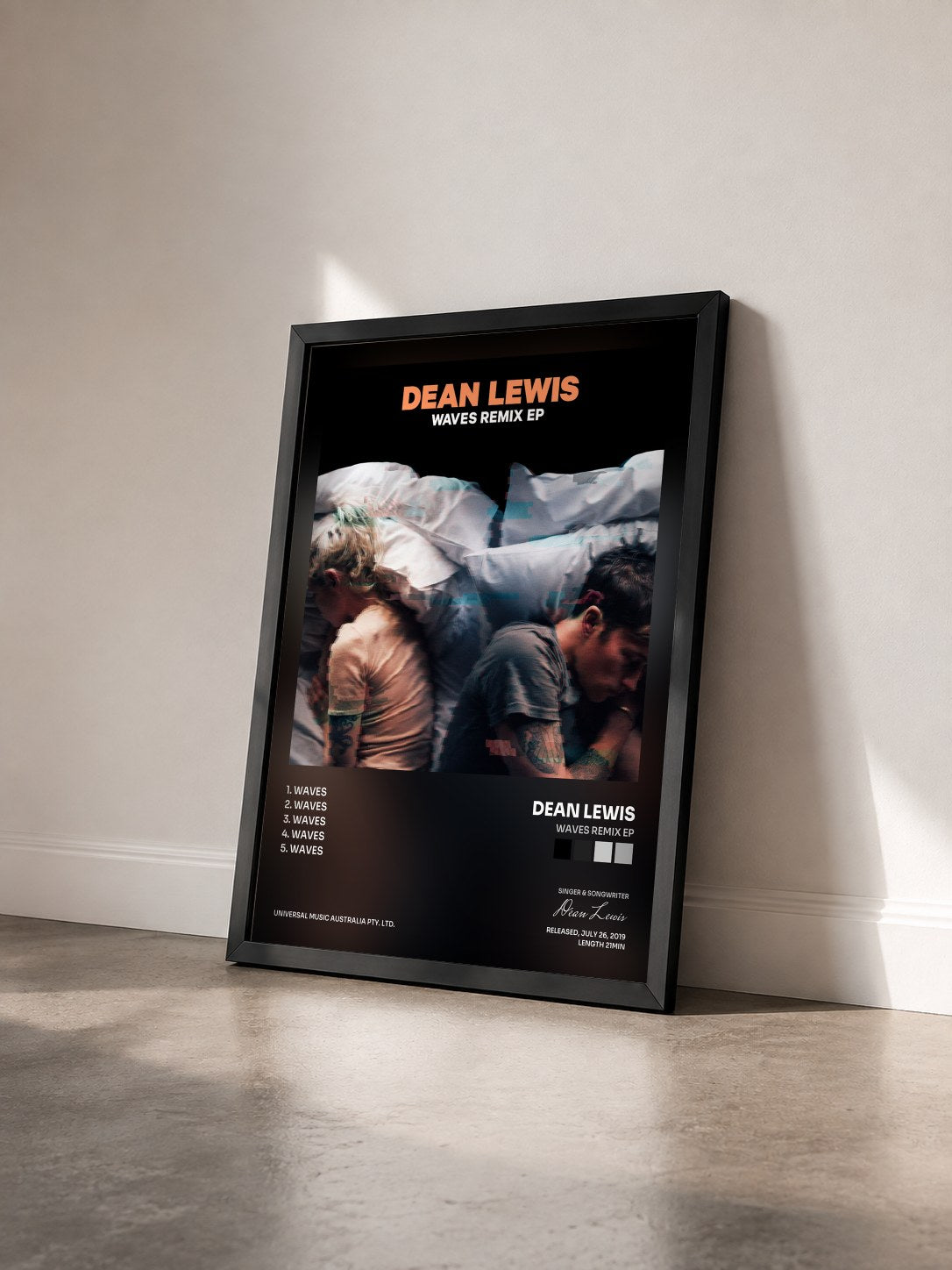 #noir Tableau de l'album Waves Remix EP de Dean Lewis vu de trois quarts, cadre noir